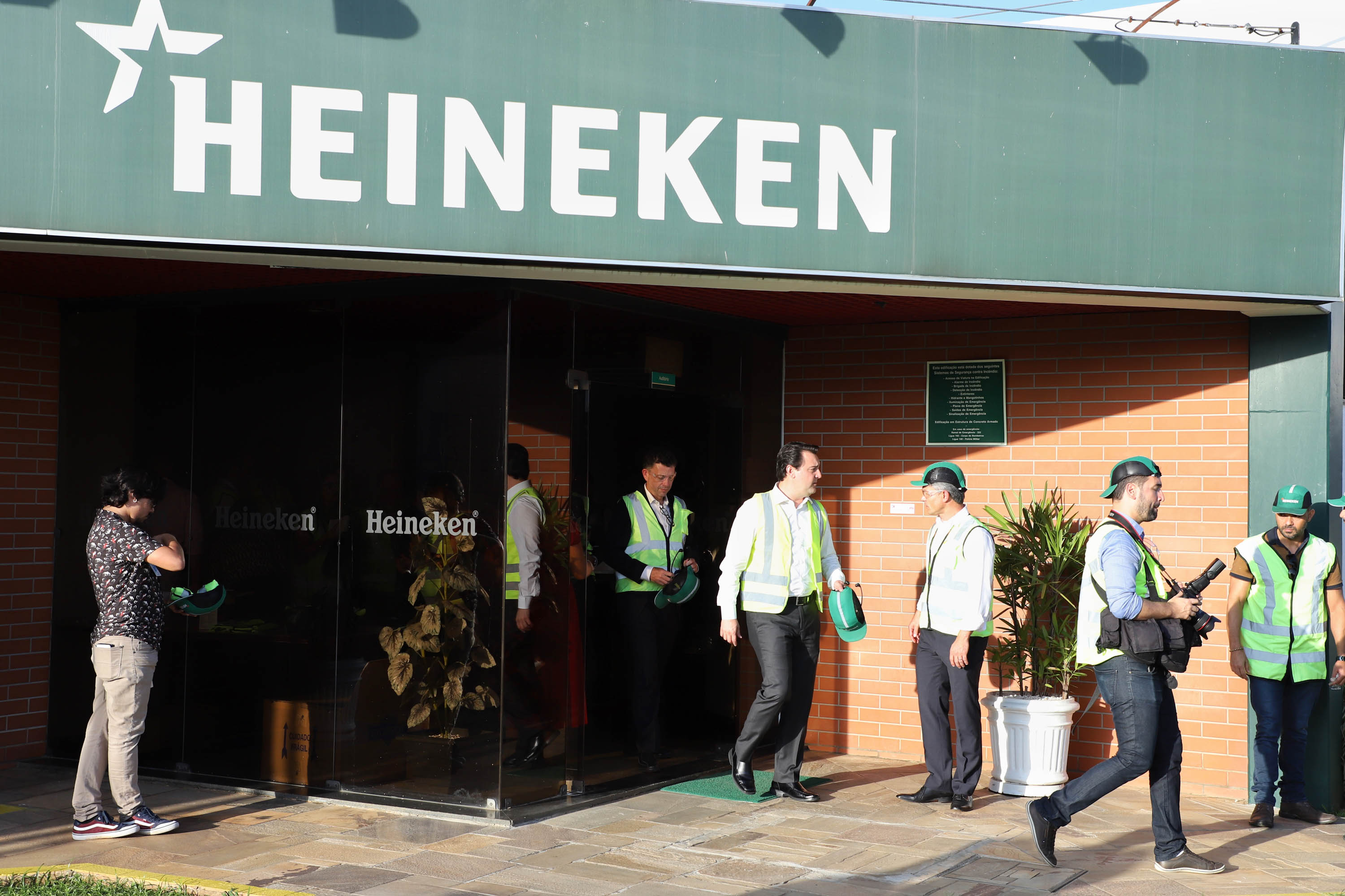 O Grupo Heineken confirmou novos investimentos no Paraná. Em cerimônia com o governador Carlos Massa Ratinho Junior, nesta quarta-feira (11), na sede da indústria, em Ponta Grossa, a cervejaria anunciou que vai destinar R$ 865 milhões até 2021 para a ampliação da produção da planta, concentrada em rótulos como Heineken e Amstel. Serão 600 novos empregos entre diretos e indiretos. O empreendimento tem o apoio do Governo do Estado por meio do Programa Paraná Competitivo.