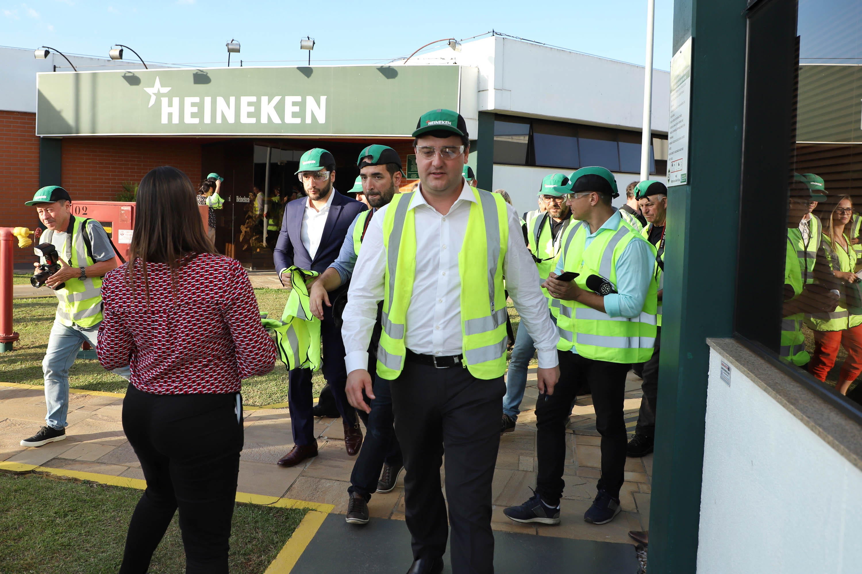 O Grupo Heineken confirmou novos investimentos no Paraná. Em cerimônia com o governador Carlos Massa Ratinho Junior, nesta quarta-feira (11), na sede da indústria, em Ponta Grossa, a cervejaria anunciou que vai destinar R$ 865 milhões até 2021 para a ampliação da produção da planta, concentrada em rótulos como Heineken e Amstel. Serão 600 novos empregos entre diretos e indiretos. O empreendimento tem o apoio do Governo do Estado por meio do Programa Paraná Competitivo.