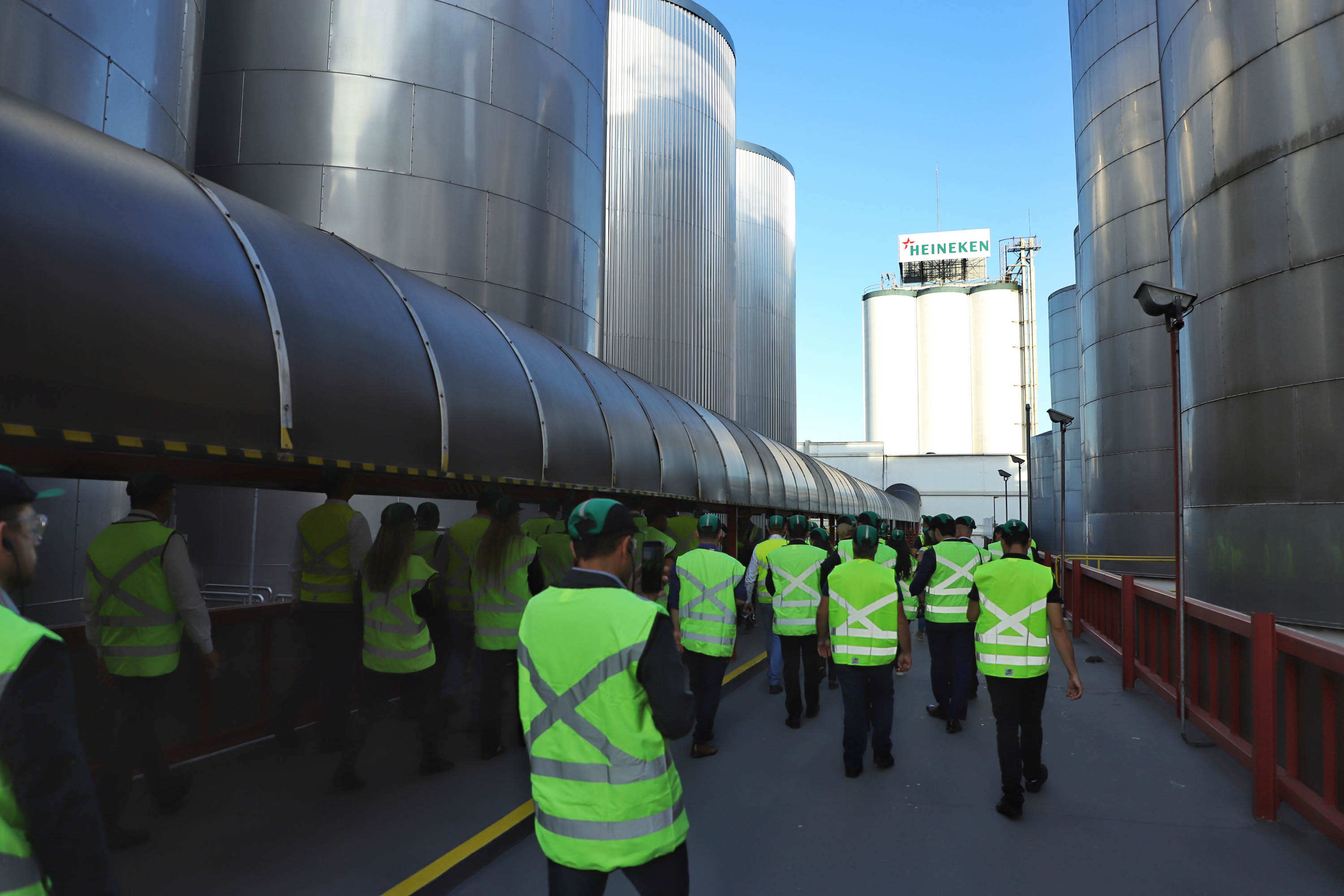 O Grupo Heineken confirmou novos investimentos no Paraná. Em cerimônia com o governador Carlos Massa Ratinho Junior, nesta quarta-feira (11), na sede da indústria, em Ponta Grossa, a cervejaria anunciou que vai destinar R$ 865 milhões até 2021 para a ampliação da produção da planta, concentrada em rótulos como Heineken e Amstel. Serão 600 novos empregos entre diretos e indiretos. O empreendimento tem o apoio do Governo do Estado por meio do Programa Paraná Competitivo.