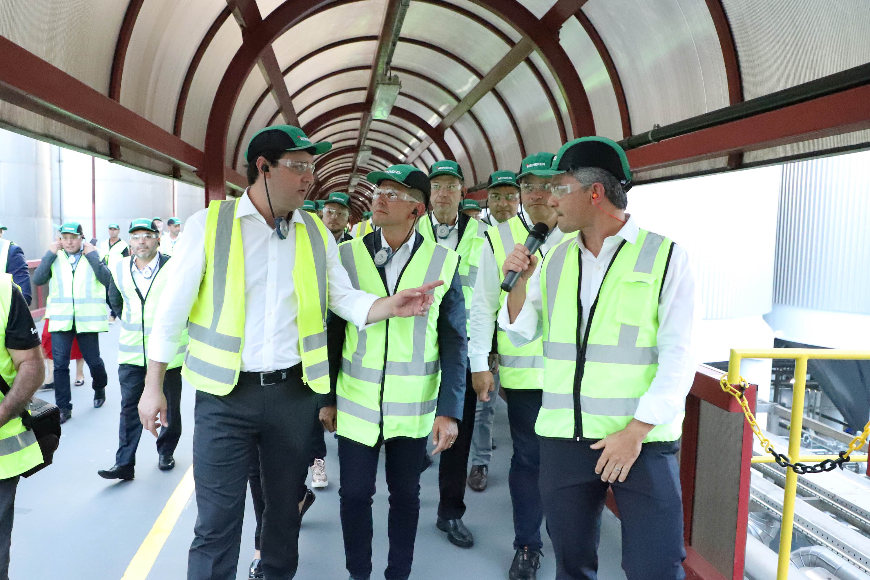 O Grupo Heineken confirmou novos investimentos no Paraná. Em cerimônia com o governador Carlos Massa Ratinho Junior, nesta quarta-feira (11), na sede da indústria, em Ponta Grossa, a cervejaria anunciou que vai destinar R$ 865 milhões até 2021 para a ampliação da produção da planta, concentrada em rótulos como Heineken e Amstel. Serão 600 novos empregos entre diretos e indiretos. O empreendimento tem o apoio do Governo do Estado por meio do Programa Paraná Competitivo.