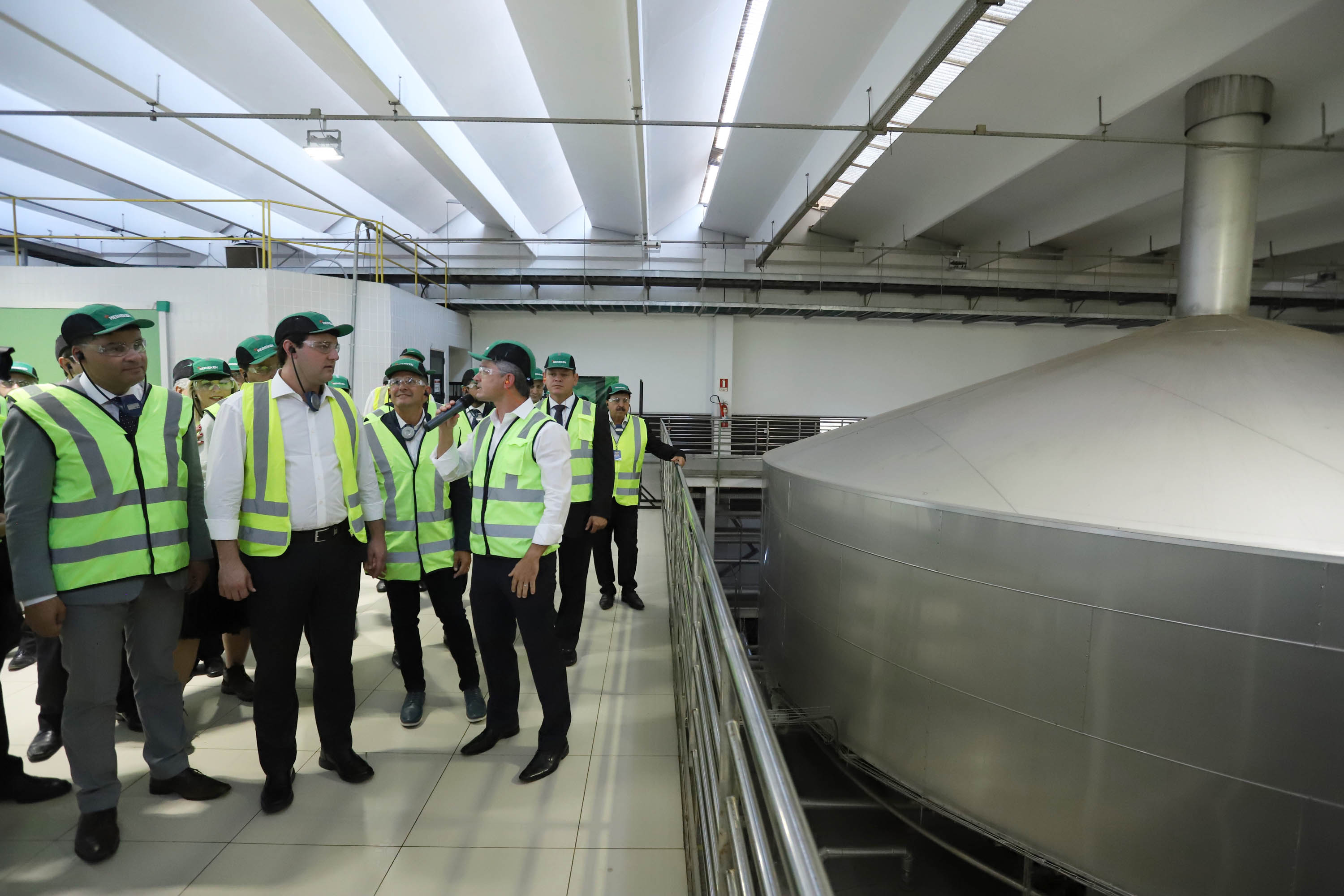 O Grupo Heineken confirmou novos investimentos no Paraná. Em cerimônia com o governador Carlos Massa Ratinho Junior, nesta quarta-feira (11), na sede da indústria, em Ponta Grossa, a cervejaria anunciou que vai destinar R$ 865 milhões até 2021 para a ampliação da produção da planta, concentrada em rótulos como Heineken e Amstel. Serão 600 novos empregos entre diretos e indiretos. O empreendimento tem o apoio do Governo do Estado por meio do Programa Paraná Competitivo.