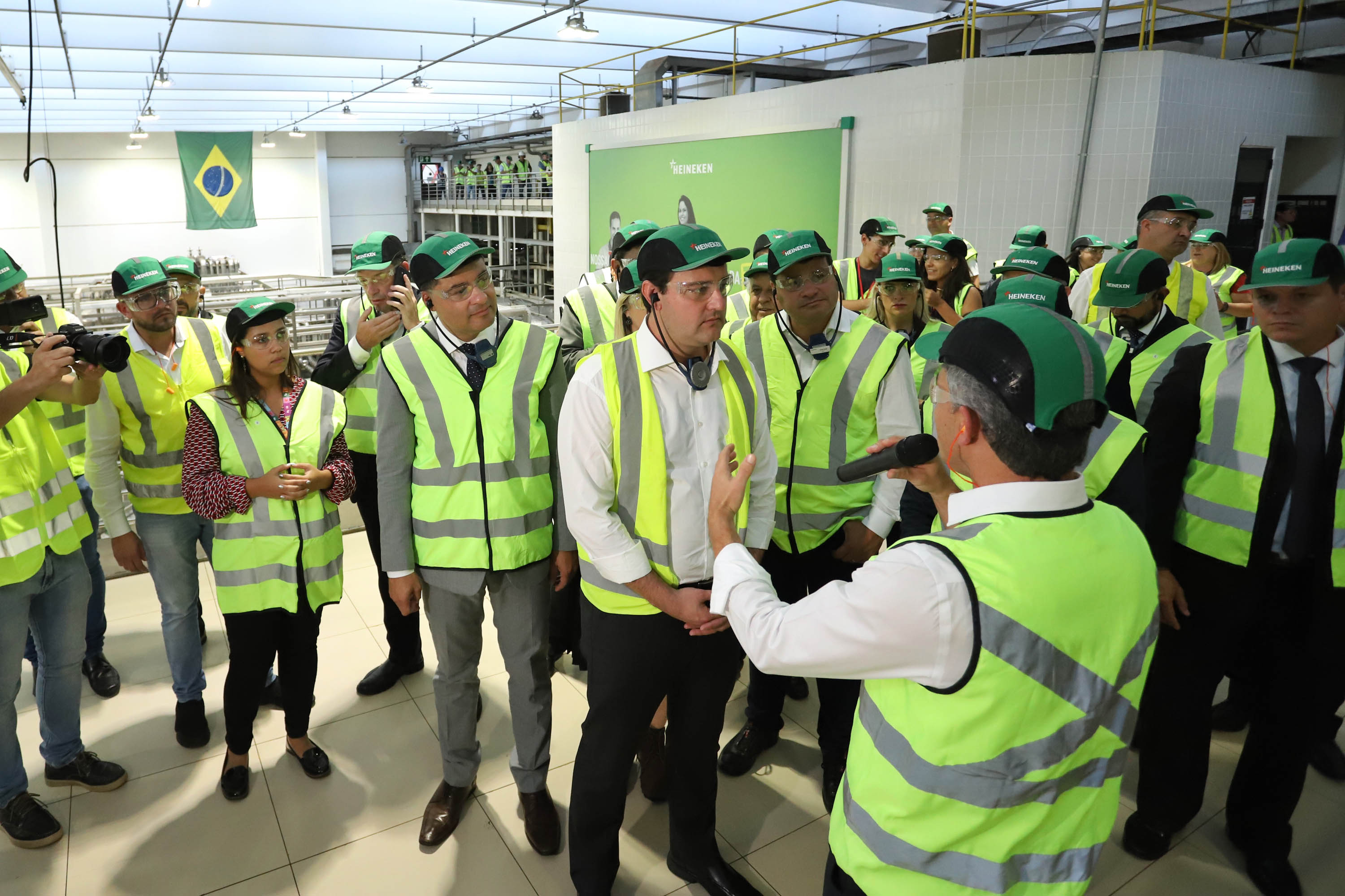 O Grupo Heineken confirmou novos investimentos no Paraná. Em cerimônia com o governador Carlos Massa Ratinho Junior, nesta quarta-feira (11), na sede da indústria, em Ponta Grossa, a cervejaria anunciou que vai destinar R$ 865 milhões até 2021 para a ampliação da produção da planta, concentrada em rótulos como Heineken e Amstel. Serão 600 novos empregos entre diretos e indiretos. O empreendimento tem o apoio do Governo do Estado por meio do Programa Paraná Competitivo.