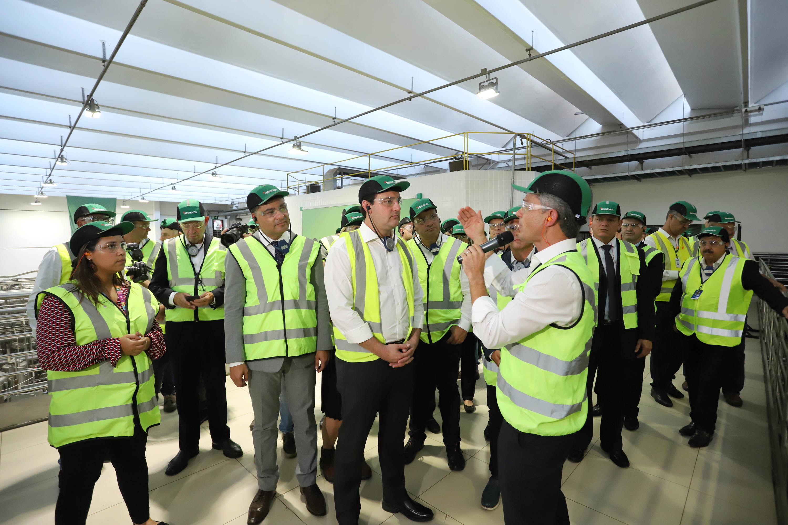 O Grupo Heineken confirmou novos investimentos no Paraná. Em cerimônia com o governador Carlos Massa Ratinho Junior, nesta quarta-feira (11), na sede da indústria, em Ponta Grossa, a cervejaria anunciou que vai destinar R$ 865 milhões até 2021 para a ampliação da produção da planta, concentrada em rótulos como Heineken e Amstel. Serão 600 novos empregos entre diretos e indiretos. O empreendimento tem o apoio do Governo do Estado por meio do Programa Paraná Competitivo.