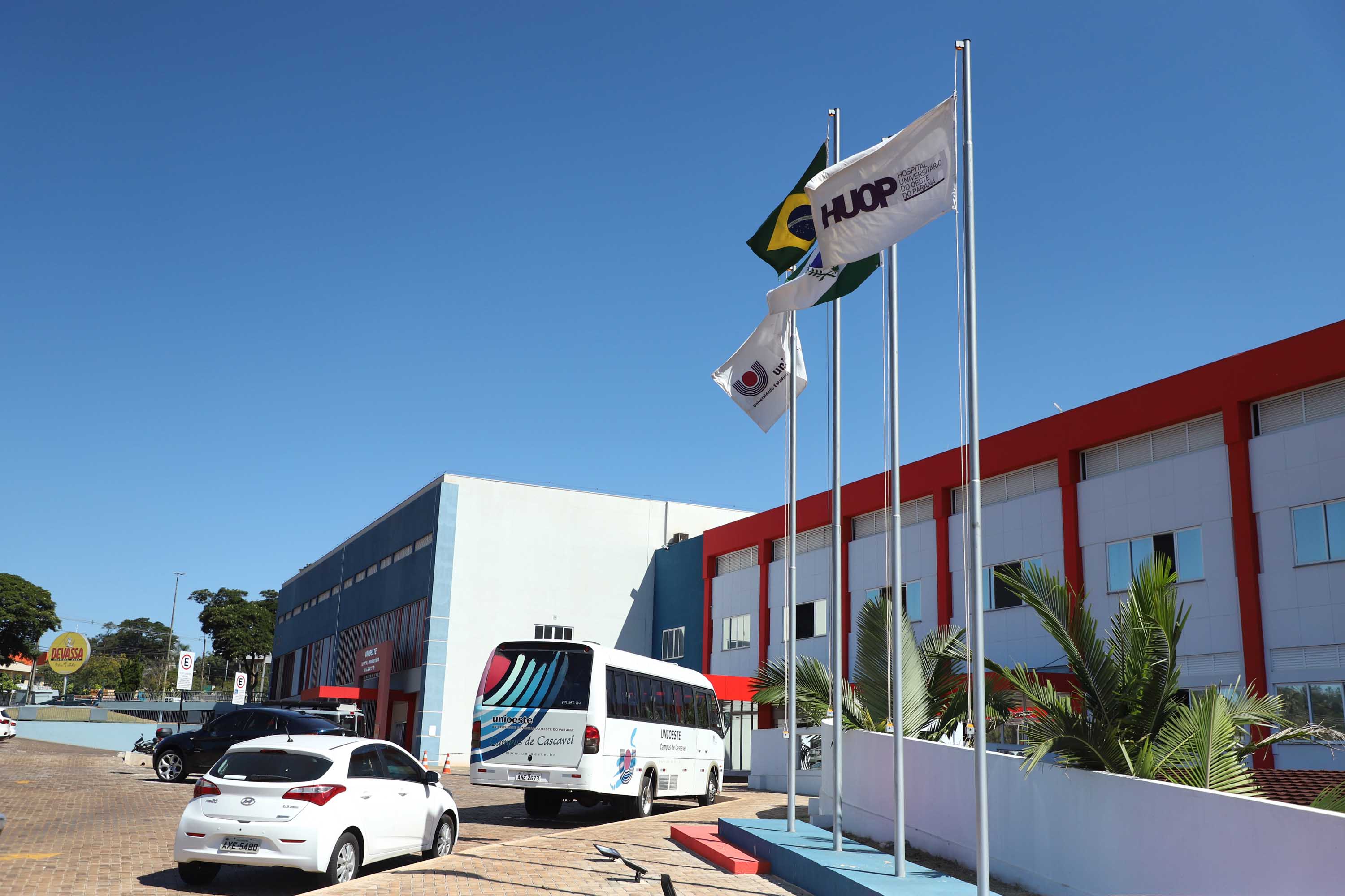 O Hospital Universitário do Oeste do Paraná, em Cascavel, ganha reforço para o atendimento de pacientes com a Covid-19 na região. Passa de 10 para 30 o número de leitos de Unidade de Terapia Intensiva (UTI). Os leitos de enfermaria serão ampliados de 20 para 32. A medida foi confirmada pelo governador Carlos Massa Ratinho Junior, que esteve no HU do Oeste nesta sexta-feira (24) para acompanhar as ações de estruturação para enfrentamento ao novo coronavírus.