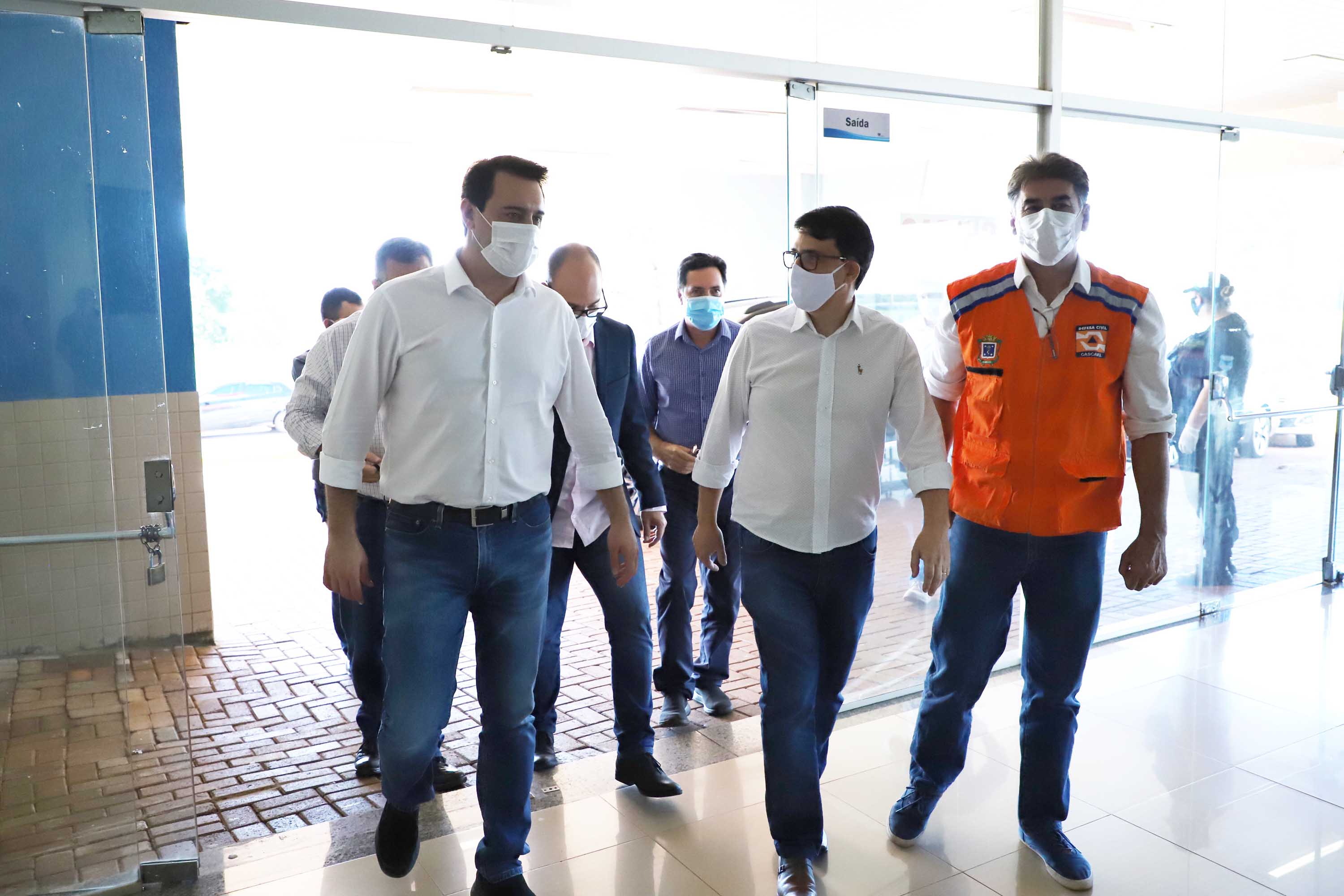O Hospital Universitário do Oeste do Paraná, em Cascavel, ganha reforço para o atendimento de pacientes com a Covid-19 na região. Passa de 10 para 30 o número de leitos de Unidade de Terapia Intensiva (UTI). Os leitos de enfermaria serão ampliados de 20 para 32. A medida foi confirmada pelo governador Carlos Massa Ratinho Junior, que esteve no HU do Oeste nesta sexta-feira (24) para acompanhar as ações de estruturação para enfrentamento ao novo coronavírus.
