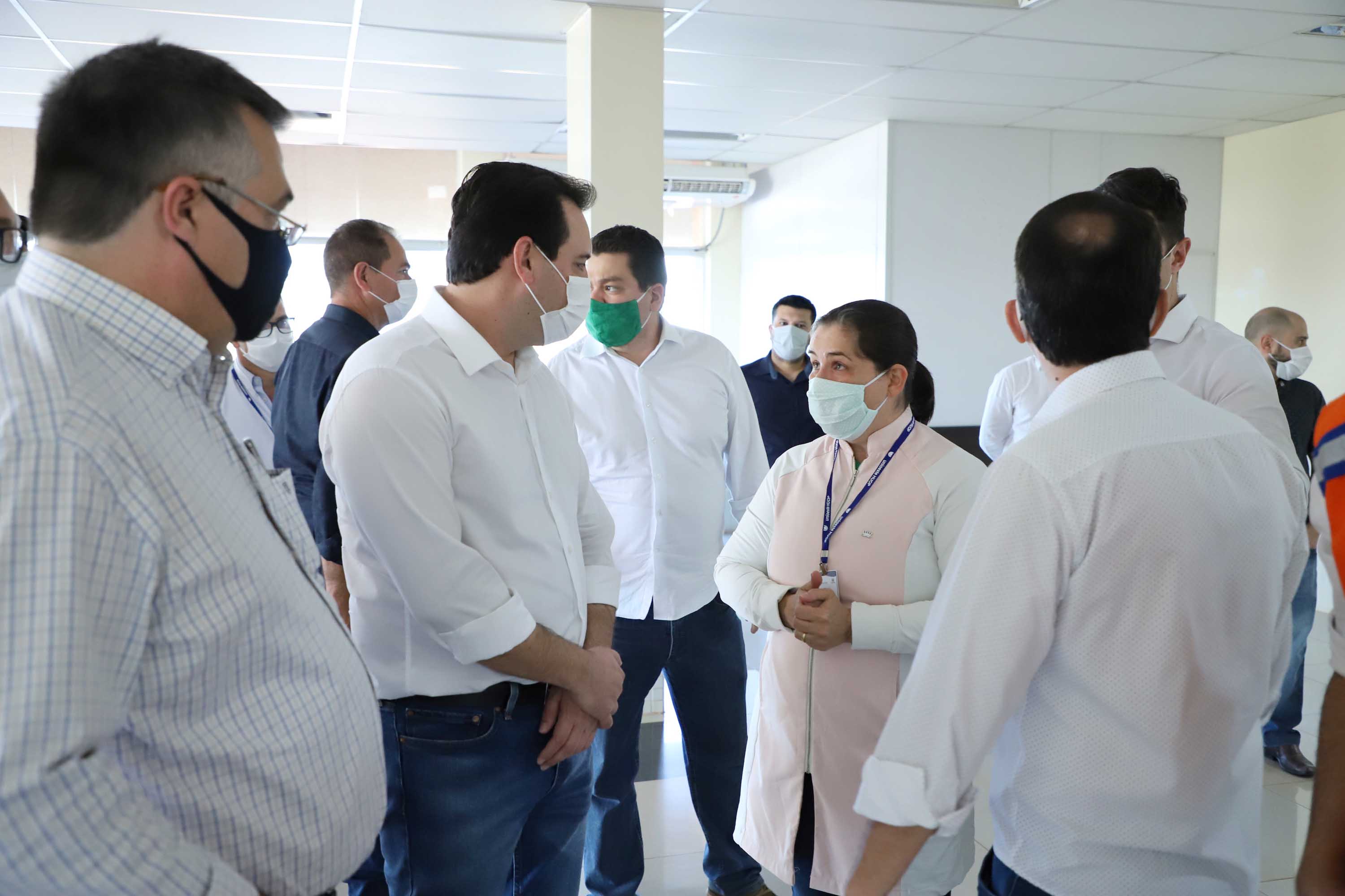 O Hospital Universitário do Oeste do Paraná, em Cascavel, ganha reforço para o atendimento de pacientes com a Covid-19 na região. Passa de 10 para 30 o número de leitos de Unidade de Terapia Intensiva (UTI). Os leitos de enfermaria serão ampliados de 20 para 32. A medida foi confirmada pelo governador Carlos Massa Ratinho Junior, que esteve no HU do Oeste nesta sexta-feira (24) para acompanhar as ações de estruturação para enfrentamento ao novo coronavírus.