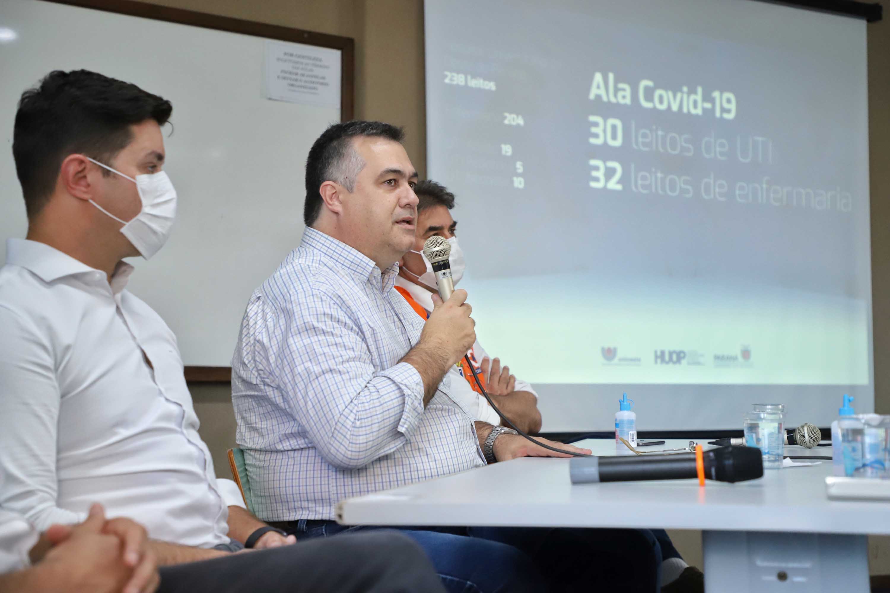 O Hospital Universitário do Oeste do Paraná, em Cascavel, ganha reforço para o atendimento de pacientes com a Covid-19 na região. Passa de 10 para 30 o número de leitos de Unidade de Terapia Intensiva (UTI). Os leitos de enfermaria serão ampliados de 20 para 32. A medida foi confirmada pelo governador Carlos Massa Ratinho Junior, que esteve no HU do Oeste nesta sexta-feira (24) para acompanhar as ações de estruturação para enfrentamento ao novo coronavírus.