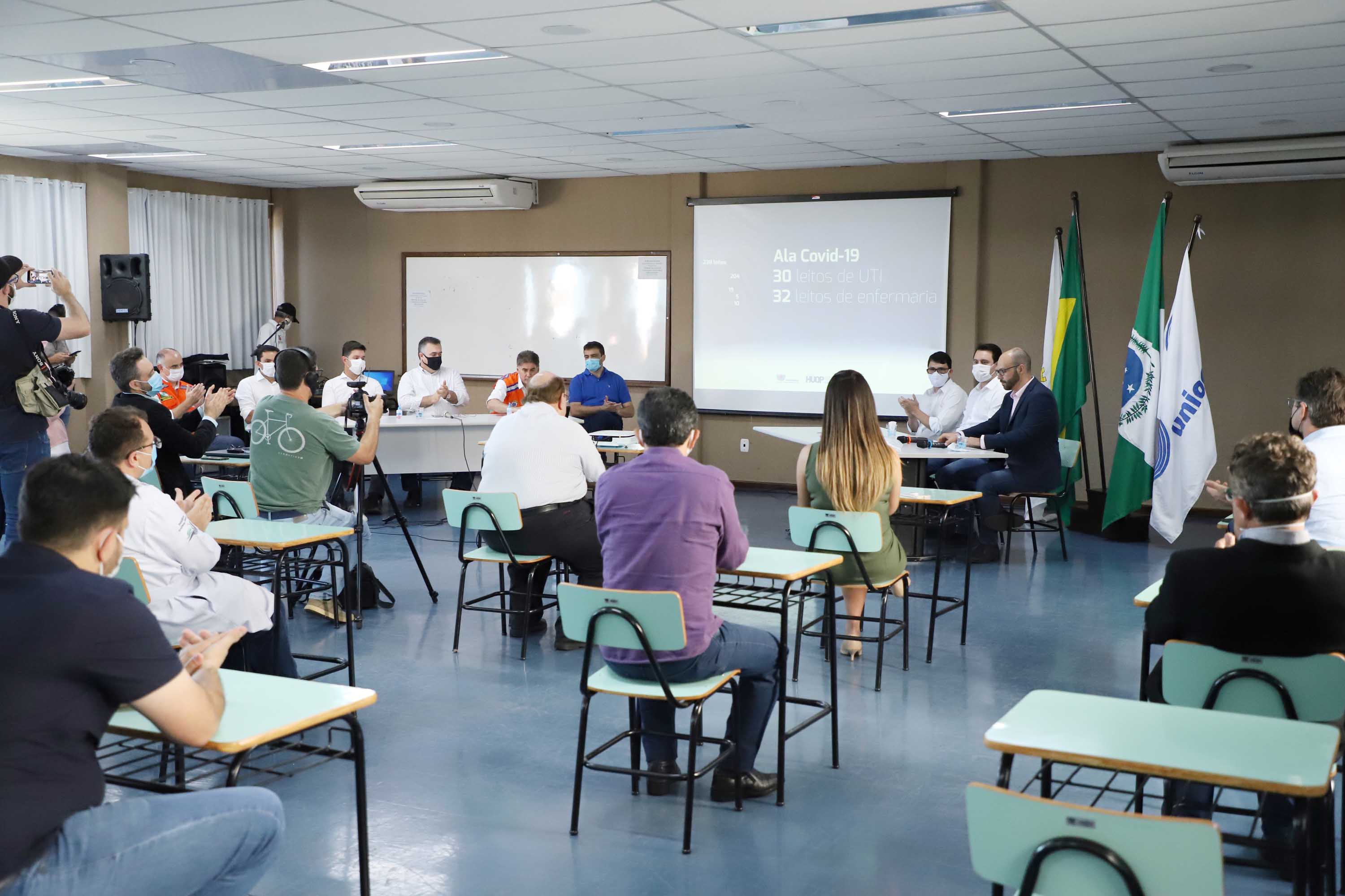 O Hospital Universitário do Oeste do Paraná, em Cascavel, ganha reforço para o atendimento de pacientes com a Covid-19 na região. Passa de 10 para 30 o número de leitos de Unidade de Terapia Intensiva (UTI). Os leitos de enfermaria serão ampliados de 20 para 32. A medida foi confirmada pelo governador Carlos Massa Ratinho Junior, que esteve no HU do Oeste nesta sexta-feira (24) para acompanhar as ações de estruturação para enfrentamento ao novo coronavírus.
