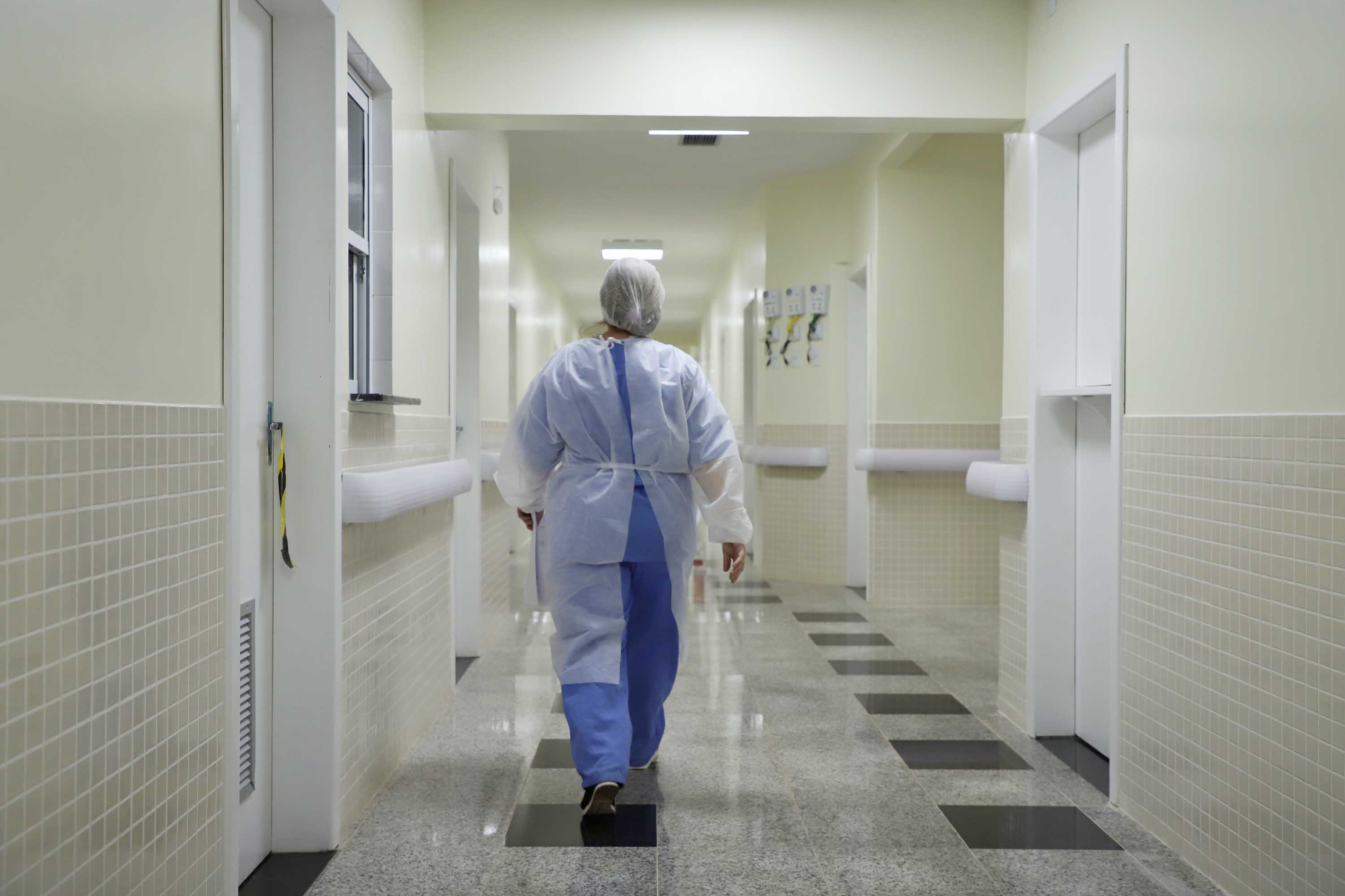 O Hospital Universitário do Oeste do Paraná, em Cascavel, ganha reforço para o atendimento de pacientes com a Covid-19 na região. Passa de 10 para 30 o número de leitos de Unidade de Terapia Intensiva (UTI). Os leitos de enfermaria serão ampliados de 20 para 32. A medida foi confirmada pelo governador Carlos Massa Ratinho Junior, que esteve no HU do Oeste nesta sexta-feira (24) para acompanhar as ações de estruturação para enfrentamento ao novo coronavírus.