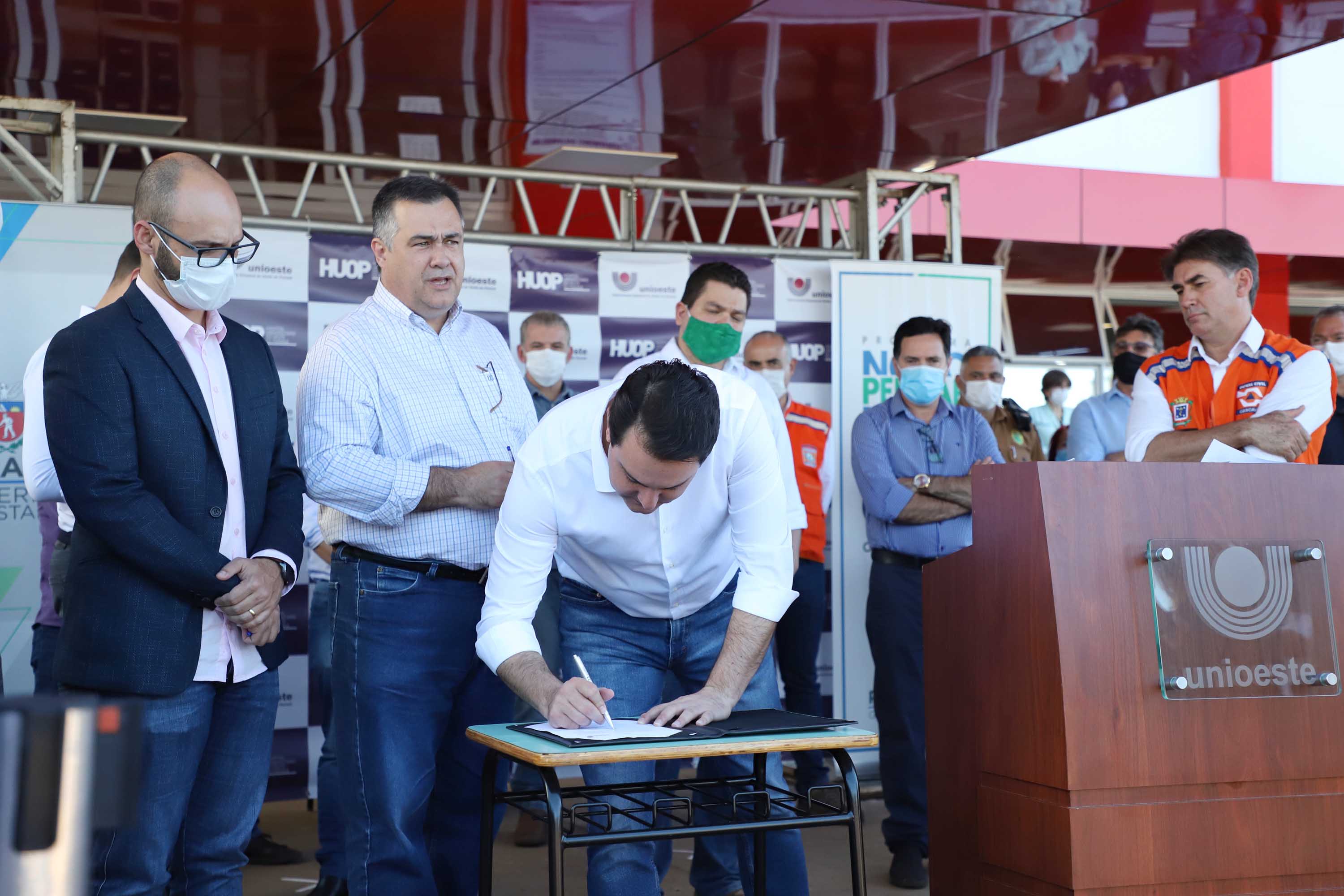 O Hospital Universitário do Oeste do Paraná, em Cascavel, ganha reforço para o atendimento de pacientes com a Covid-19 na região. Passa de 10 para 30 o número de leitos de Unidade de Terapia Intensiva (UTI). Os leitos de enfermaria serão ampliados de 20 para 32. A medida foi confirmada pelo governador Carlos Massa Ratinho Junior, que esteve no HU do Oeste nesta sexta-feira (24) para acompanhar as ações de estruturação para enfrentamento ao novo coronavírus.