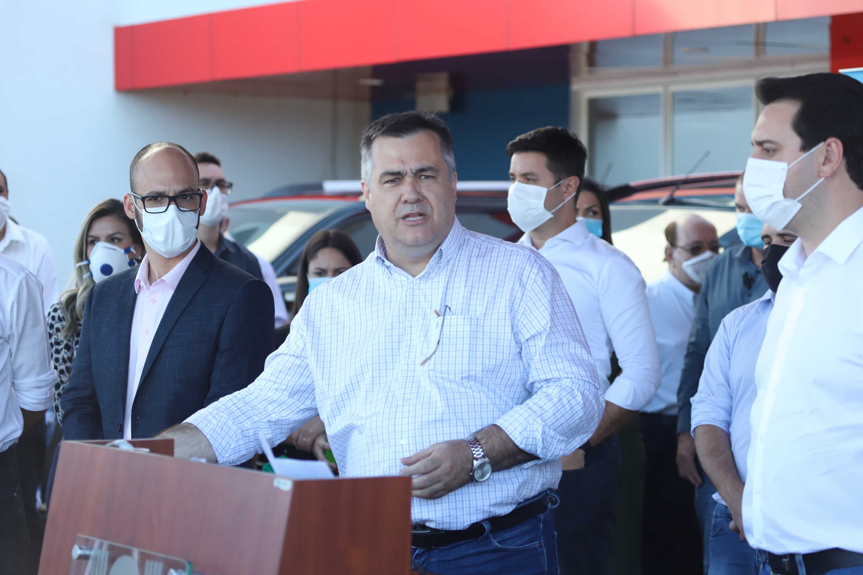 O Hospital Universitário do Oeste do Paraná, em Cascavel, ganha reforço para o atendimento de pacientes com a Covid-19 na região. Passa de 10 para 30 o número de leitos de Unidade de Terapia Intensiva (UTI). Os leitos de enfermaria serão ampliados de 20 para 32. A medida foi confirmada pelo governador Carlos Massa Ratinho Junior, que esteve no HU do Oeste nesta sexta-feira (24) para acompanhar as ações de estruturação para enfrentamento ao novo coronavírus.