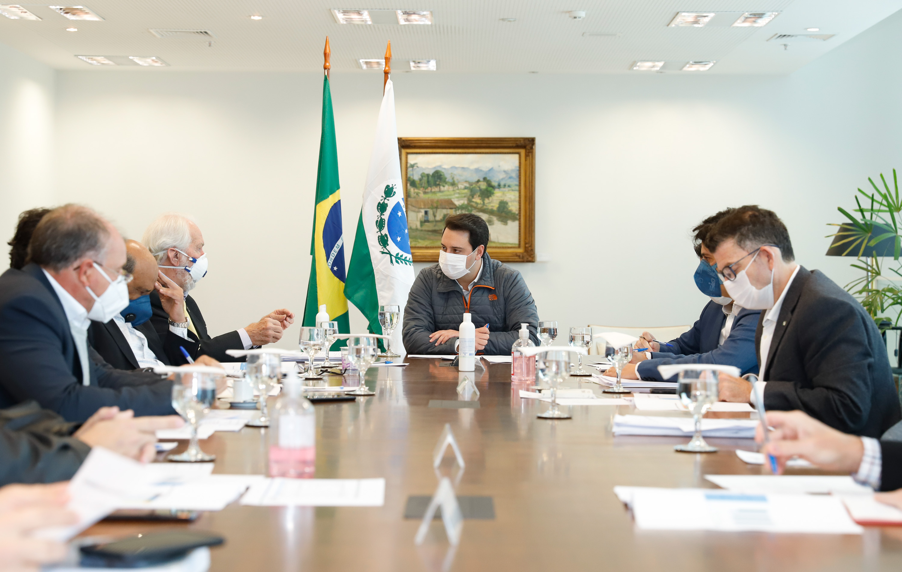 Ampliar os investimentos públicos com a execução de obras que geram empregos nos municípios e tornar a administração estadual ainda mais eficiente. Essas foram as principais orientações do governador Carlos Massa Ratinho Junior para retomar o fôlego da economia do Paraná após a pandemia da Covid-19. O assunto foi tratado nesta quinta-feira (7) em reunião com a equipe responsável pelo planejamento das ações de recuperação do Paraná.