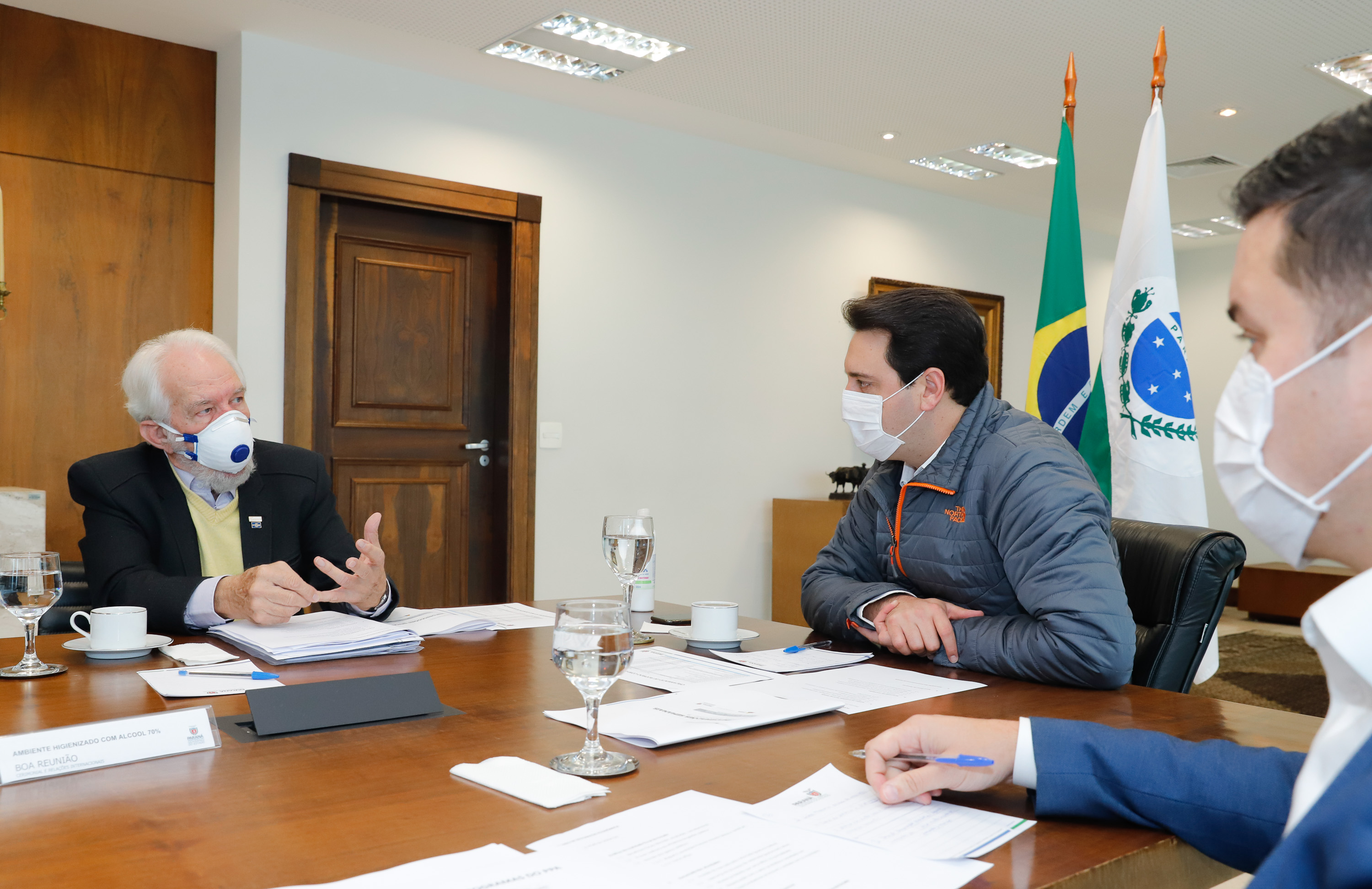 Ampliar os investimentos públicos com a execução de obras que geram empregos nos municípios e tornar a administração estadual ainda mais eficiente. Essas foram as principais orientações do governador Carlos Massa Ratinho Junior para retomar o fôlego da economia do Paraná após a pandemia da Covid-19. O assunto foi tratado nesta quinta-feira (7) em reunião com a equipe responsável pelo planejamento das ações de recuperação do Paraná.