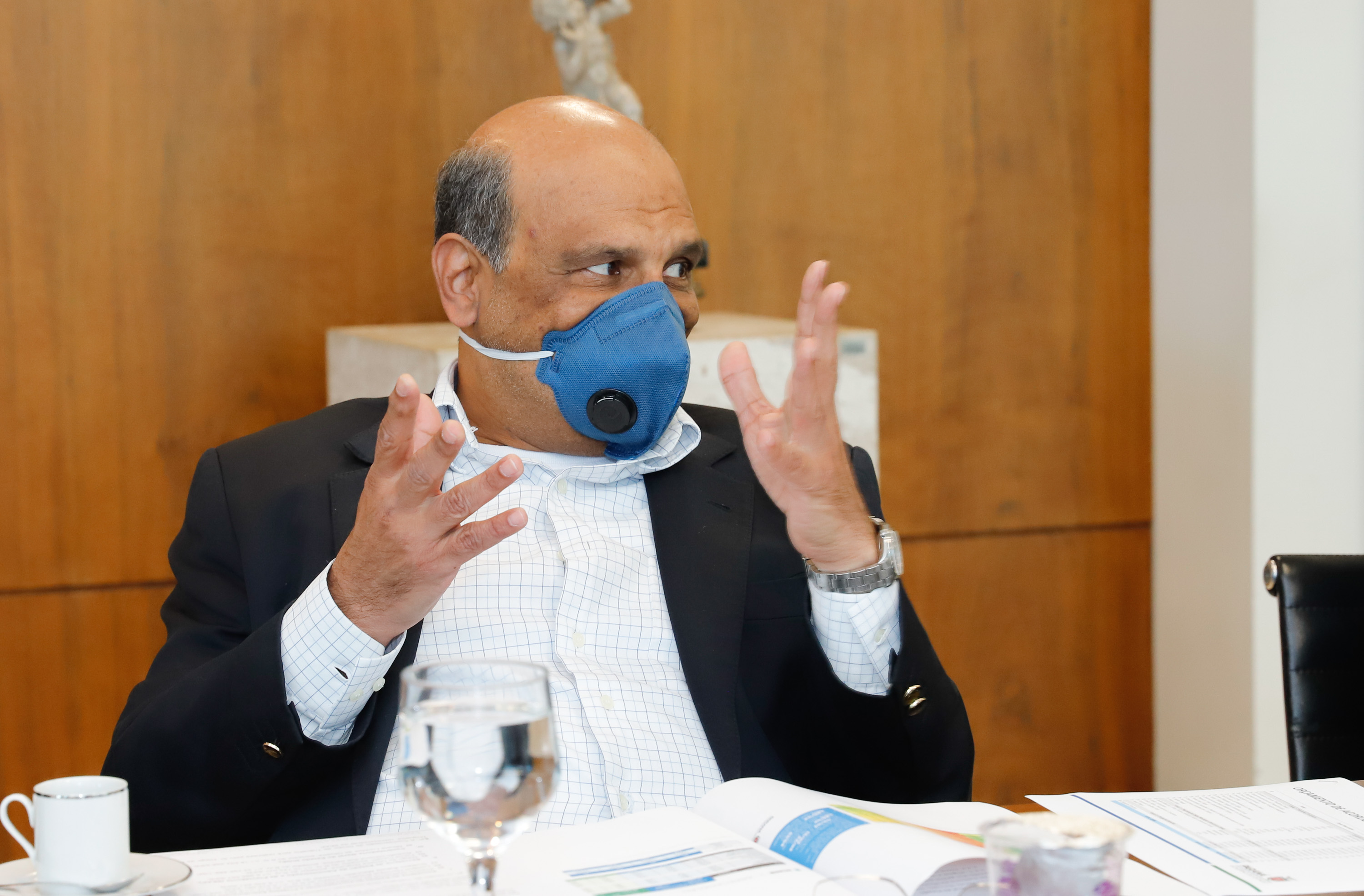 Ampliar os investimentos públicos com a execução de obras que geram empregos nos municípios e tornar a administração estadual ainda mais eficiente. Essas foram as principais orientações do governador Carlos Massa Ratinho Junior para retomar o fôlego da economia do Paraná após a pandemia da Covid-19. O assunto foi tratado nesta quinta-feira (7) em reunião com a equipe responsável pelo planejamento das ações de recuperação do Paraná.