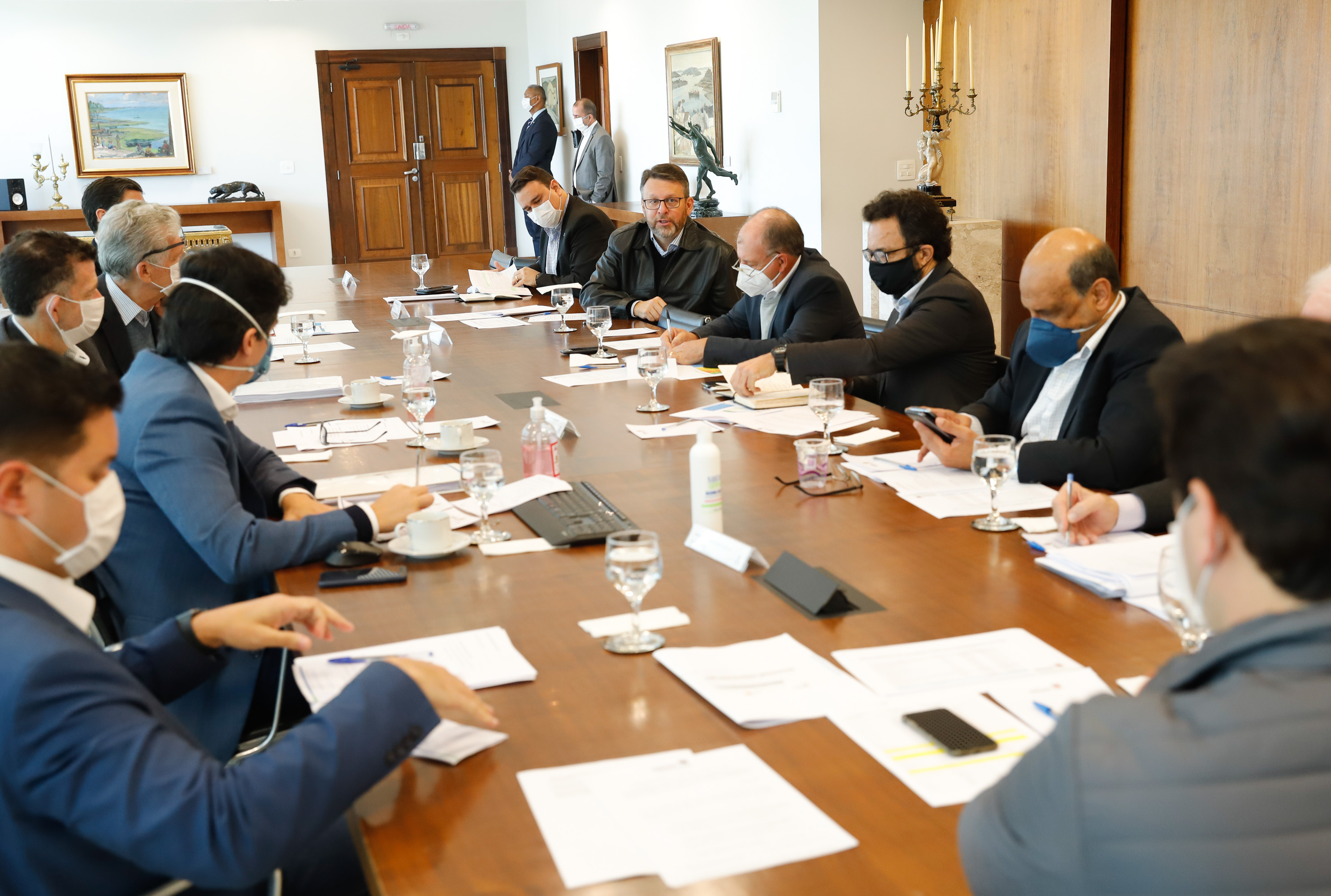 Ampliar os investimentos públicos com a execução de obras que geram empregos nos municípios e tornar a administração estadual ainda mais eficiente. Essas foram as principais orientações do governador Carlos Massa Ratinho Junior para retomar o fôlego da economia do Paraná após a pandemia da Covid-19. O assunto foi tratado nesta quinta-feira (7) em reunião com a equipe responsável pelo planejamento das ações de recuperação do Paraná.