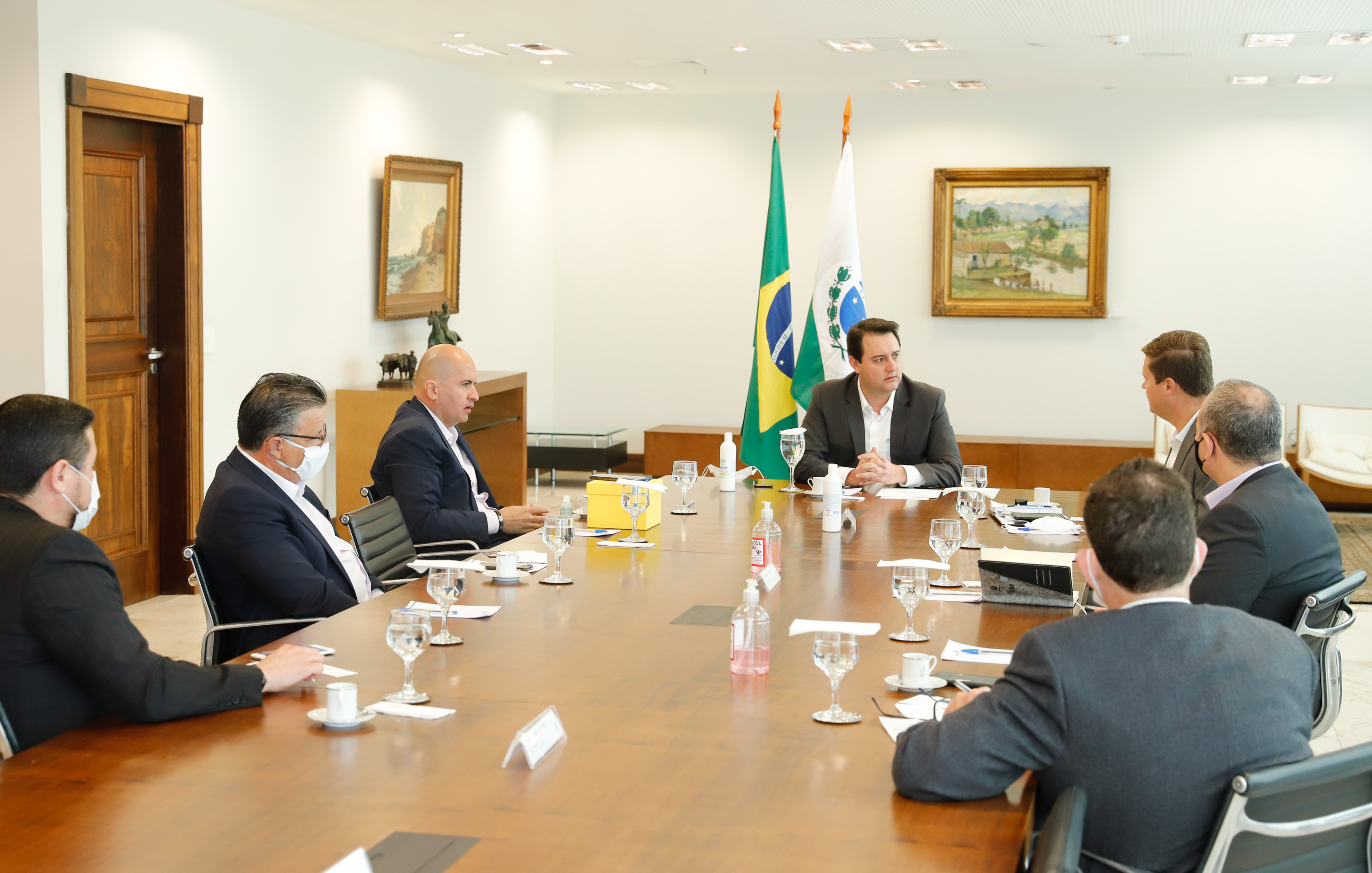 O governador Ratinho Junior recebeu também a visita de executivos da Motorola nesta quinta-feira (07). A empresa apresentou soluções tecnológicas de comunicação em nuvem. O presidente da companhia, Elton Borgonovo, disponibilizou gratuitamente equipamentos para serem testados por diferentes secretarias durante o período da pandemia de coronavírus.