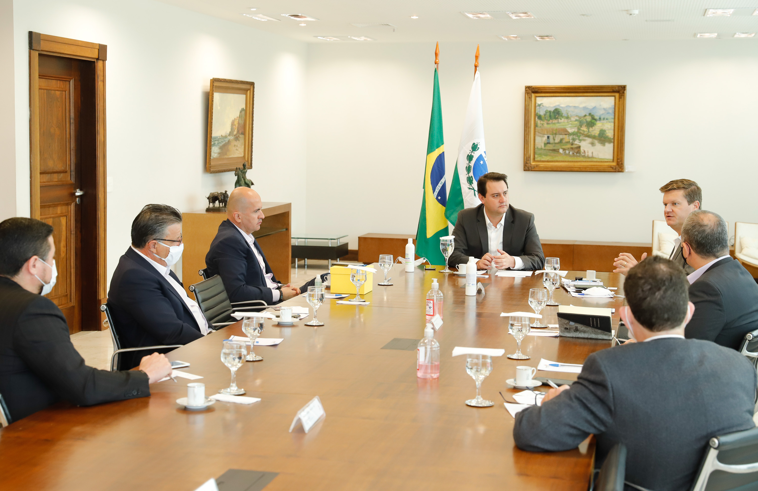 O governador Ratinho Junior recebeu também a visita de executivos da Motorola nesta quinta-feira (07). A empresa apresentou soluções tecnológicas de comunicação em nuvem. O presidente da companhia, Elton Borgonovo, disponibilizou gratuitamente equipamentos para serem testados por diferentes secretarias durante o período da pandemia de coronavírus.