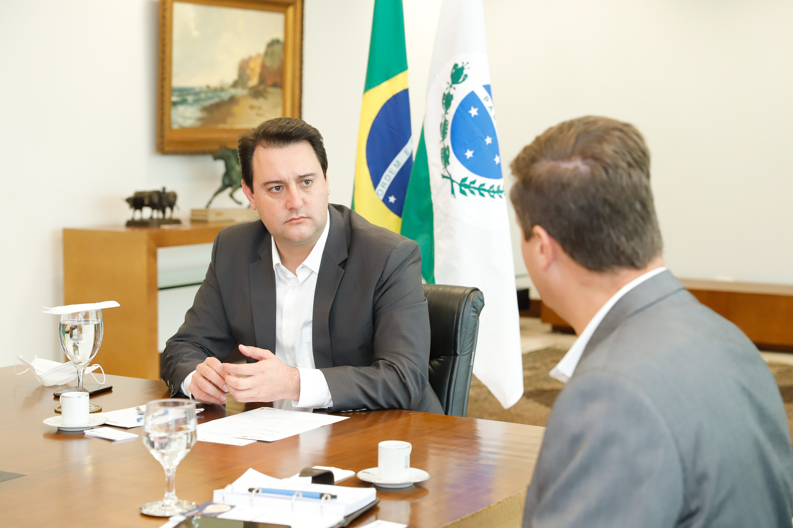 O governador Ratinho Junior recebeu também a visita de executivos da Motorola nesta quinta-feira (07). A empresa apresentou soluções tecnológicas de comunicação em nuvem. O presidente da companhia, Elton Borgonovo, disponibilizou gratuitamente equipamentos para serem testados por diferentes secretarias durante o período da pandemia de coronavírus.