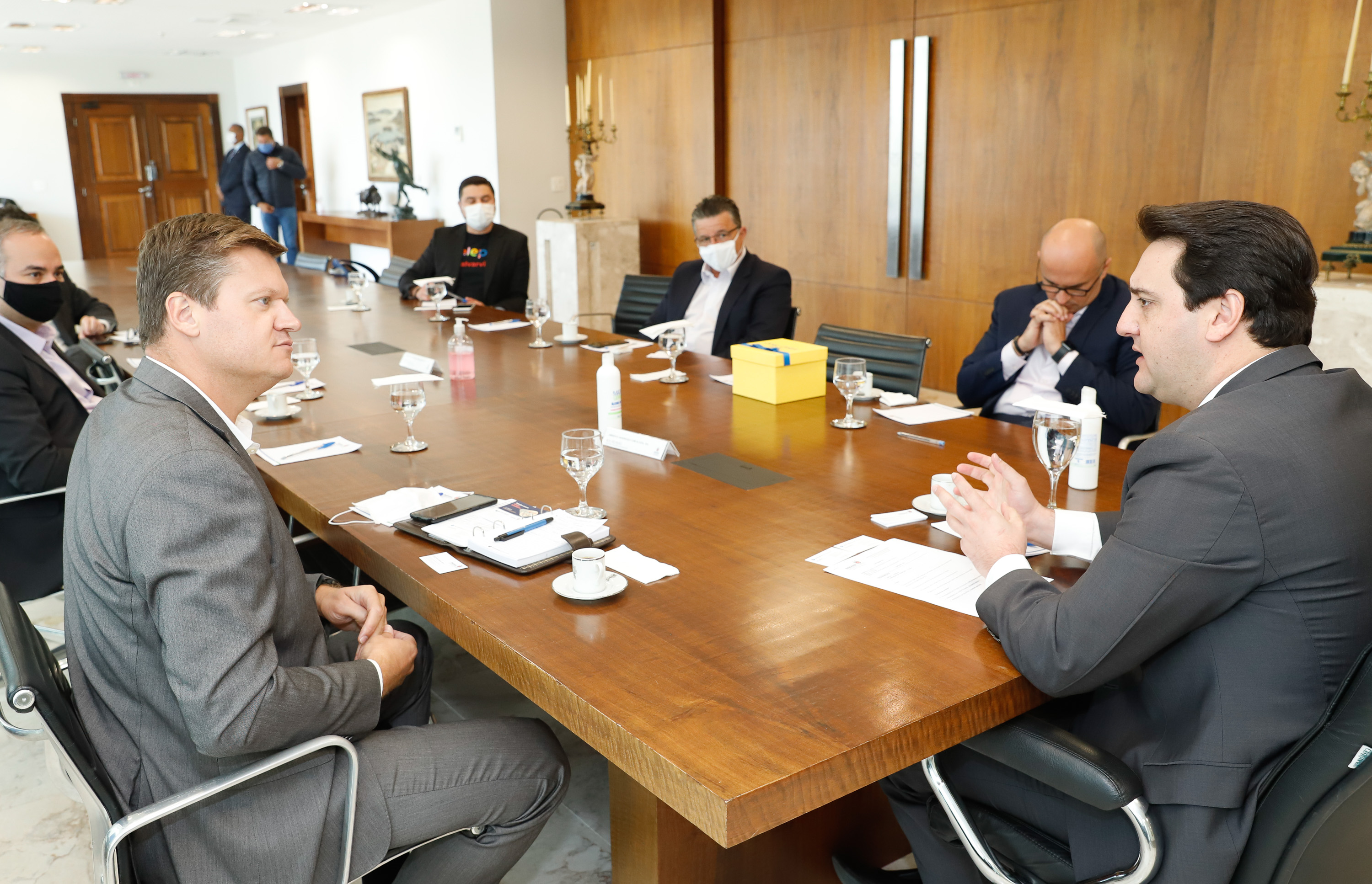 O governador Ratinho Junior recebeu também a visita de executivos da Motorola nesta quinta-feira (07). A empresa apresentou soluções tecnológicas de comunicação em nuvem. O presidente da companhia, Elton Borgonovo, disponibilizou gratuitamente equipamentos para serem testados por diferentes secretarias durante o período da pandemia de coronavírus.