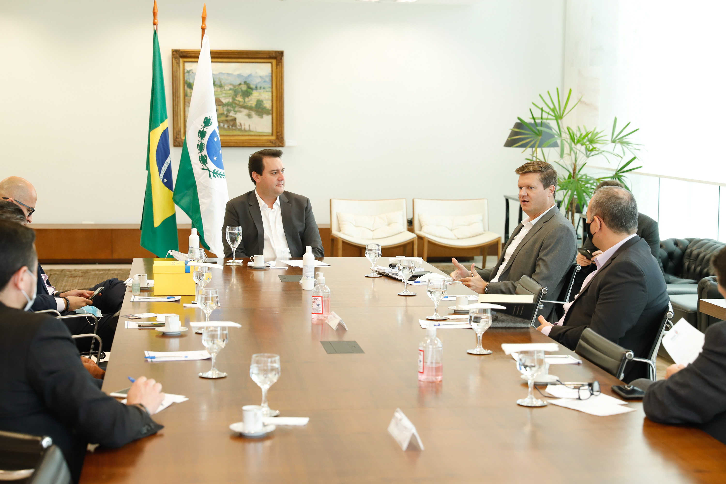 O governador Ratinho Junior recebeu também a visita de executivos da Motorola nesta quinta-feira (07). A empresa apresentou soluções tecnológicas de comunicação em nuvem. O presidente da companhia, Elton Borgonovo, disponibilizou gratuitamente equipamentos para serem testados por diferentes secretarias durante o período da pandemia de coronavírus.