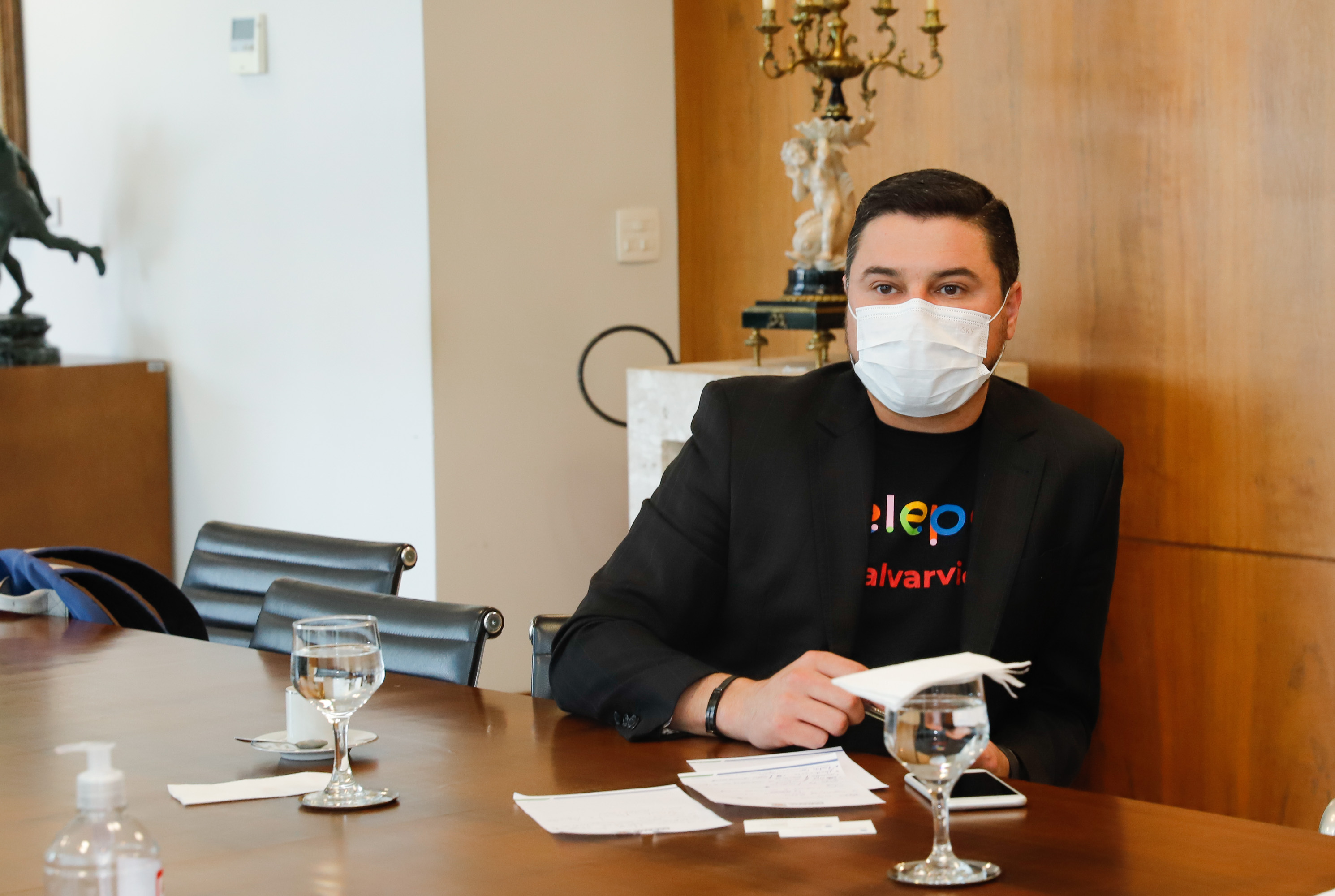 O governador Ratinho Junior recebeu também a visita de executivos da Motorola nesta quinta-feira (07). A empresa apresentou soluções tecnológicas de comunicação em nuvem. O presidente da companhia, Elton Borgonovo, disponibilizou gratuitamente equipamentos para serem testados por diferentes secretarias durante o período da pandemia de coronavírus.