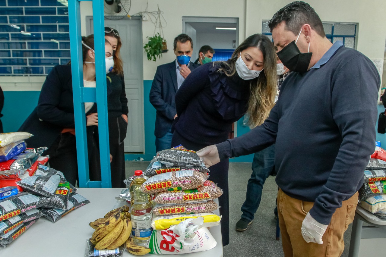 O Governo do Paraná entregou nesta sexta-feira (08) kits da merenda escolar para 231 mil alunos da Rede Estadual de Ensino cadastrados também no programa federal Bolsa Família