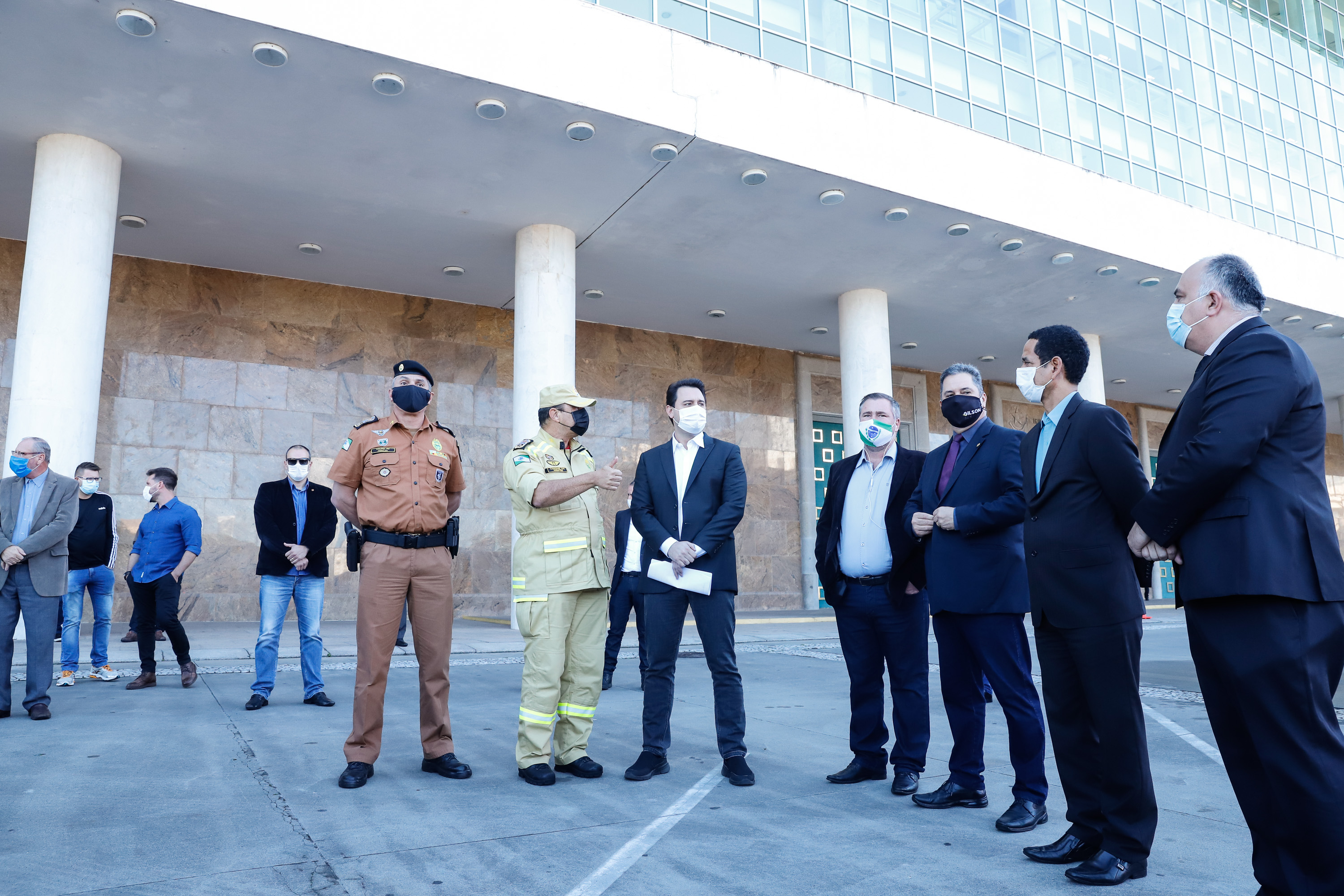 O Governo do Estado reforçou a estrutura do Corpo de Bombeiros do Paraná com a aquisição de 34 novos veículos e seis aparelhos desencarceradores. A entrega dos equipamentos foi feita nesta quarta-feira (24) pelo governador Carlos Massa Ratinho Junior em cerimônia simbólica no Palácio Iguaçu.