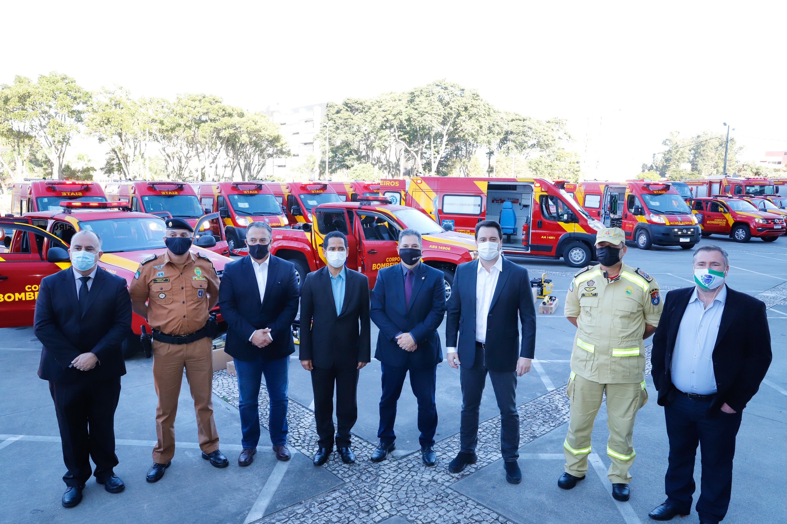 O Governo do Estado reforçou a estrutura do Corpo de Bombeiros do Paraná com a aquisição de 34 novos veículos e seis aparelhos desencarceradores. A entrega dos equipamentos foi feita nesta quarta-feira (24) pelo governador Carlos Massa Ratinho Junior em cerimônia simbólica no Palácio Iguaçu.