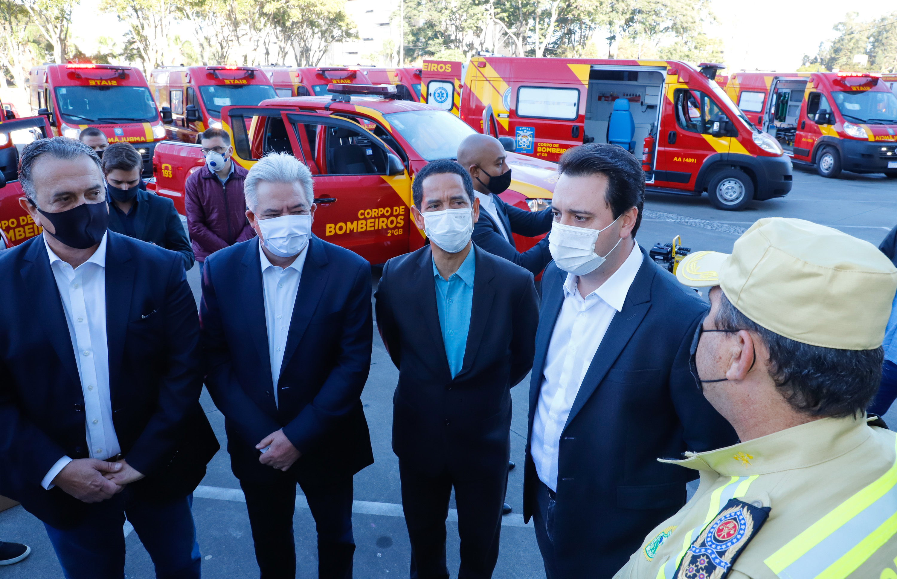 O Governo do Estado reforçou a estrutura do Corpo de Bombeiros do Paraná com a aquisição de 34 novos veículos e seis aparelhos desencarceradores. A entrega dos equipamentos foi feita nesta quarta-feira (24) pelo governador Carlos Massa Ratinho Junior em cerimônia simbólica no Palácio Iguaçu.
