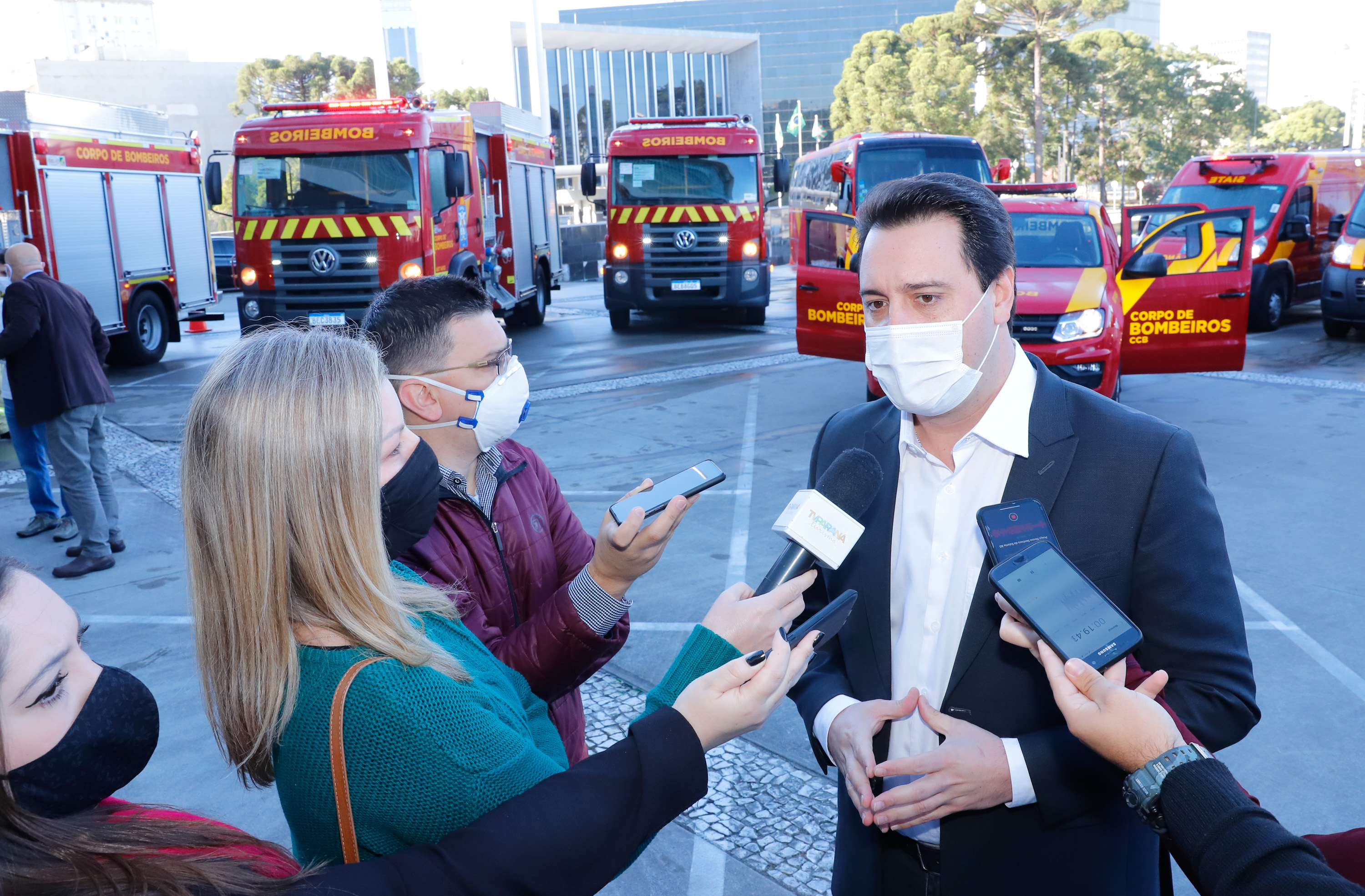 O Governo do Estado reforçou a estrutura do Corpo de Bombeiros do Paraná com a aquisição de 34 novos veículos e seis aparelhos desencarceradores. A entrega dos equipamentos foi feita nesta quarta-feira (24) pelo governador Carlos Massa Ratinho Junior em cerimônia simbólica no Palácio Iguaçu.