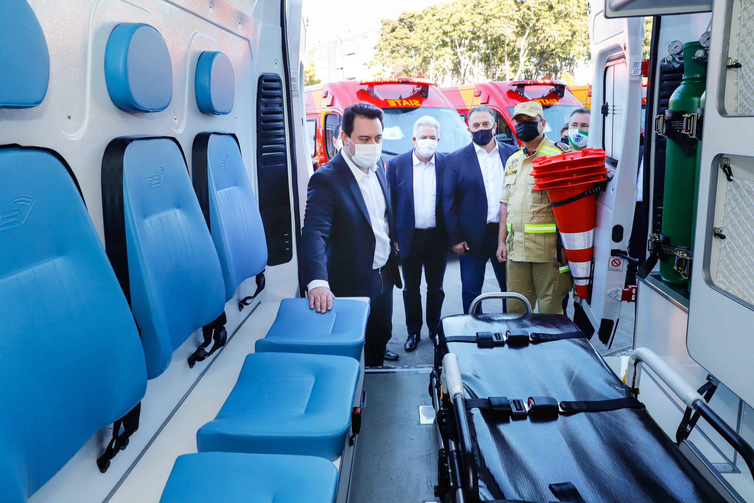 O Governo do Estado reforçou a estrutura do Corpo de Bombeiros do Paraná com a aquisição de 34 novos veículos e seis aparelhos desencarceradores. A entrega dos equipamentos foi feita nesta quarta-feira (24) pelo governador Carlos Massa Ratinho Junior em cerimônia simbólica no Palácio Iguaçu.