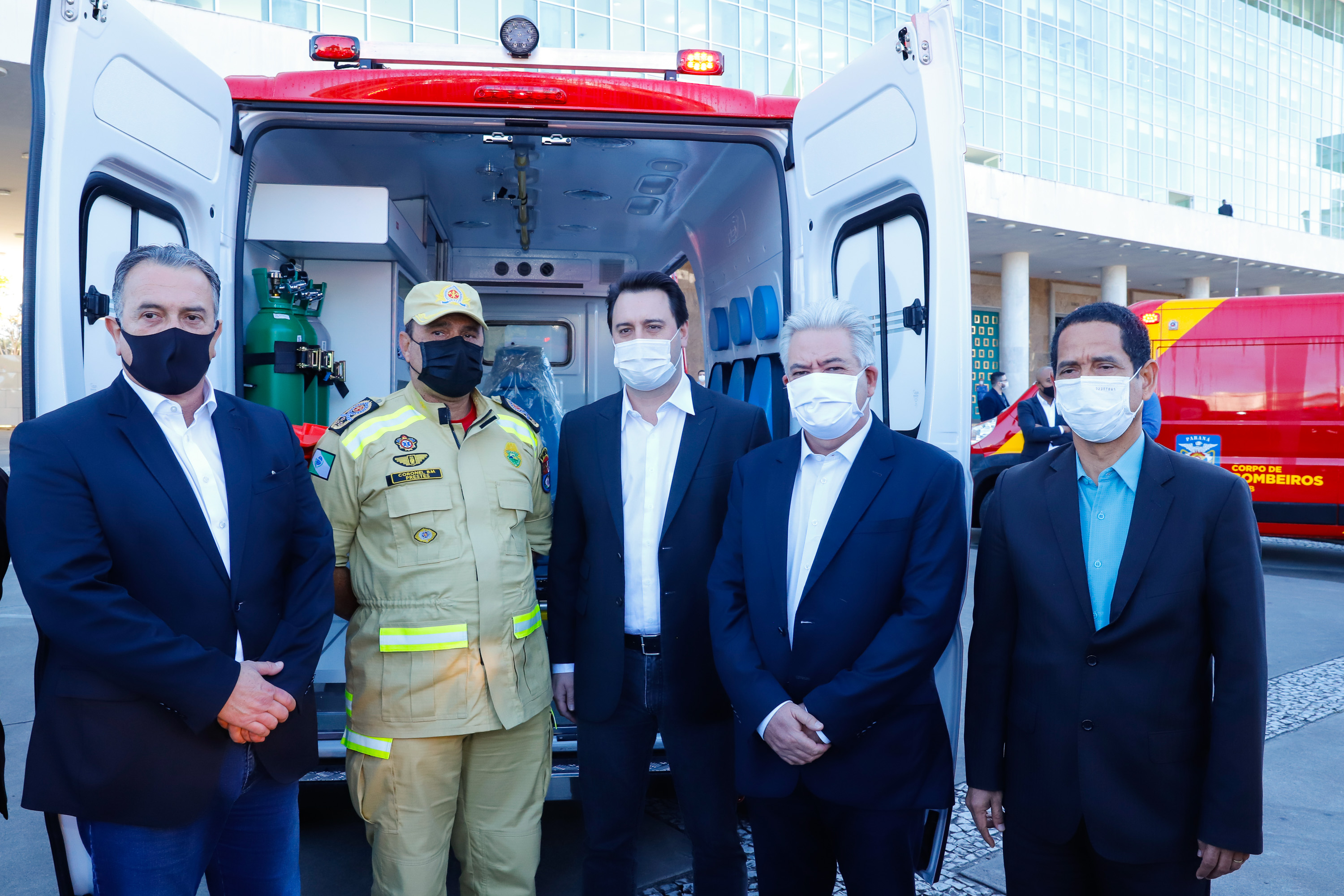 O Governo do Estado reforçou a estrutura do Corpo de Bombeiros do Paraná com a aquisição de 34 novos veículos e seis aparelhos desencarceradores. A entrega dos equipamentos foi feita nesta quarta-feira (24) pelo governador Carlos Massa Ratinho Junior em cerimônia simbólica no Palácio Iguaçu.