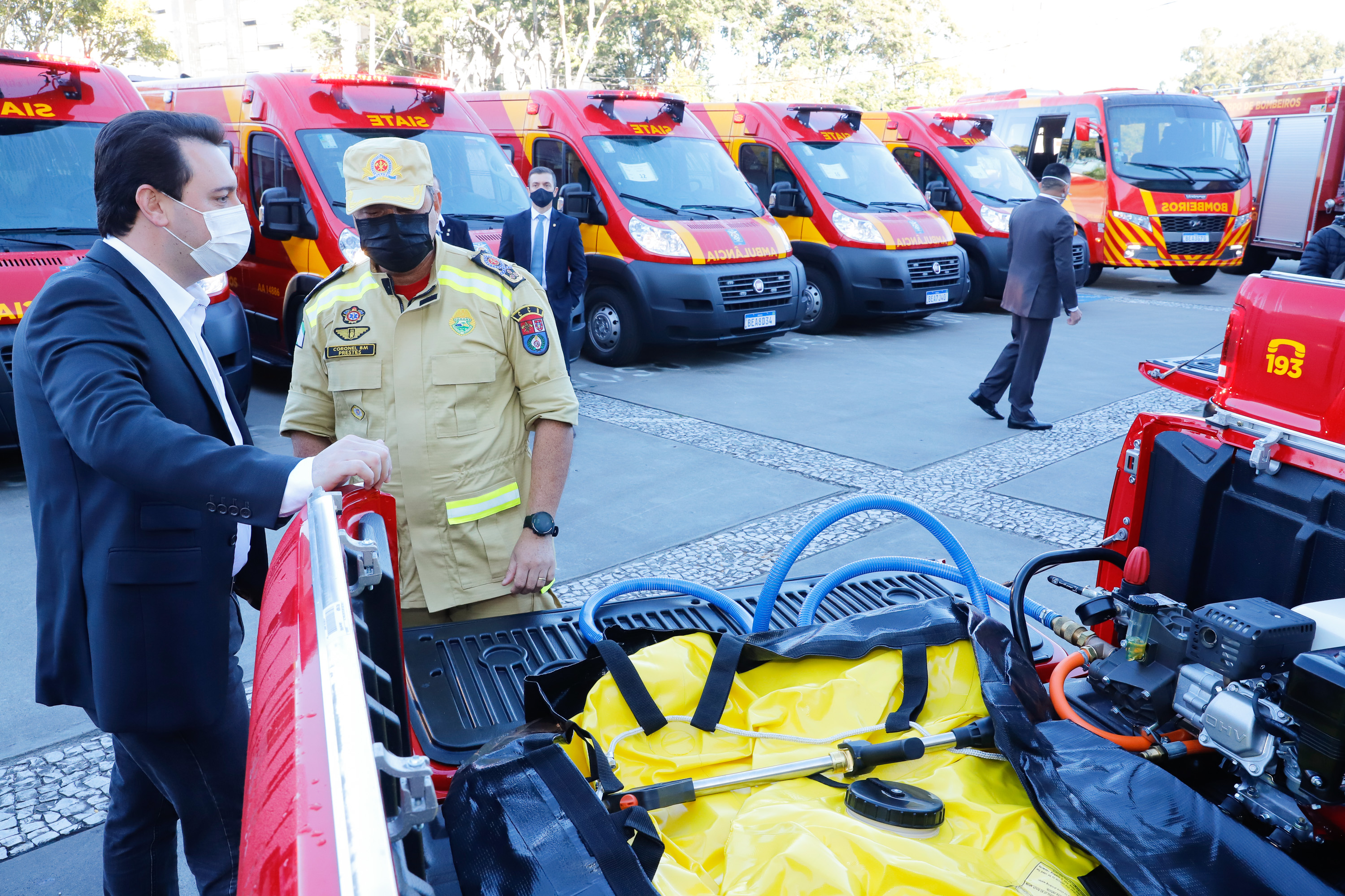 O Governo do Estado reforçou a estrutura do Corpo de Bombeiros do Paraná com a aquisição de 34 novos veículos e seis aparelhos desencarceradores. A entrega dos equipamentos foi feita nesta quarta-feira (24) pelo governador Carlos Massa Ratinho Junior em cerimônia simbólica no Palácio Iguaçu.