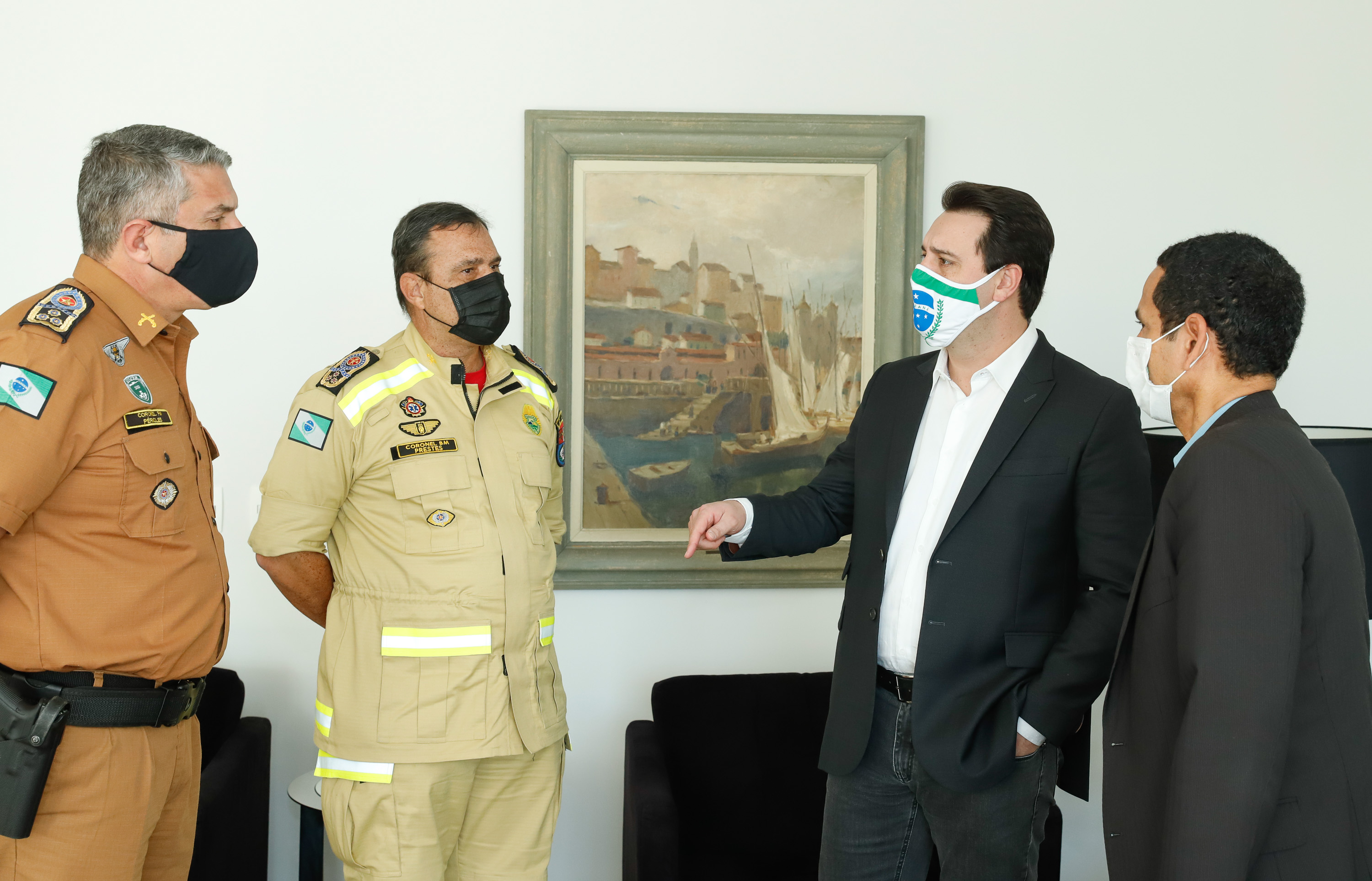 O Governo do Estado reforçou a estrutura do Corpo de Bombeiros do Paraná com a aquisição de 34 novos veículos e seis aparelhos desencarceradores. A entrega dos equipamentos foi feita nesta quarta-feira (24) pelo governador Carlos Massa Ratinho Junior em cerimônia simbólica no Palácio Iguaçu.