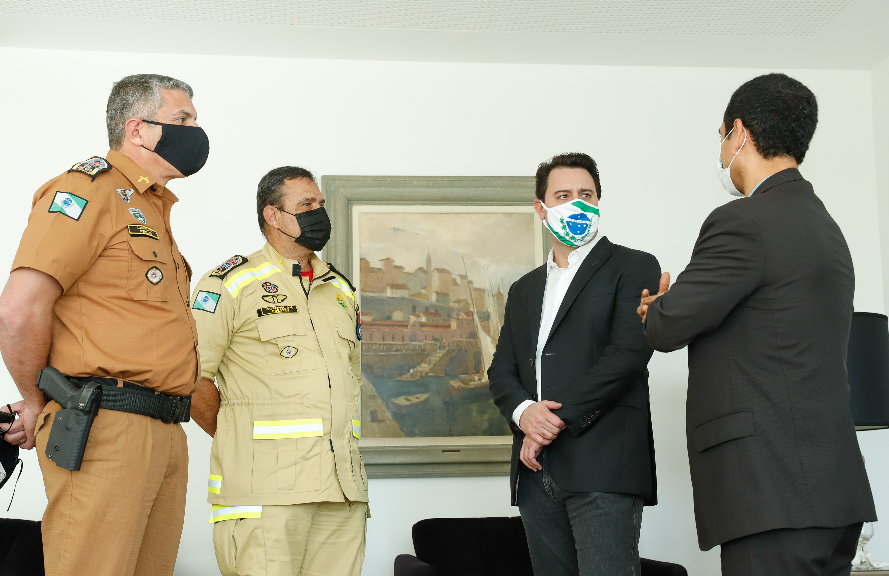 O Governo do Estado reforçou a estrutura do Corpo de Bombeiros do Paraná com a aquisição de 34 novos veículos e seis aparelhos desencarceradores. A entrega dos equipamentos foi feita nesta quarta-feira (24) pelo governador Carlos Massa Ratinho Junior em cerimônia simbólica no Palácio Iguaçu.
