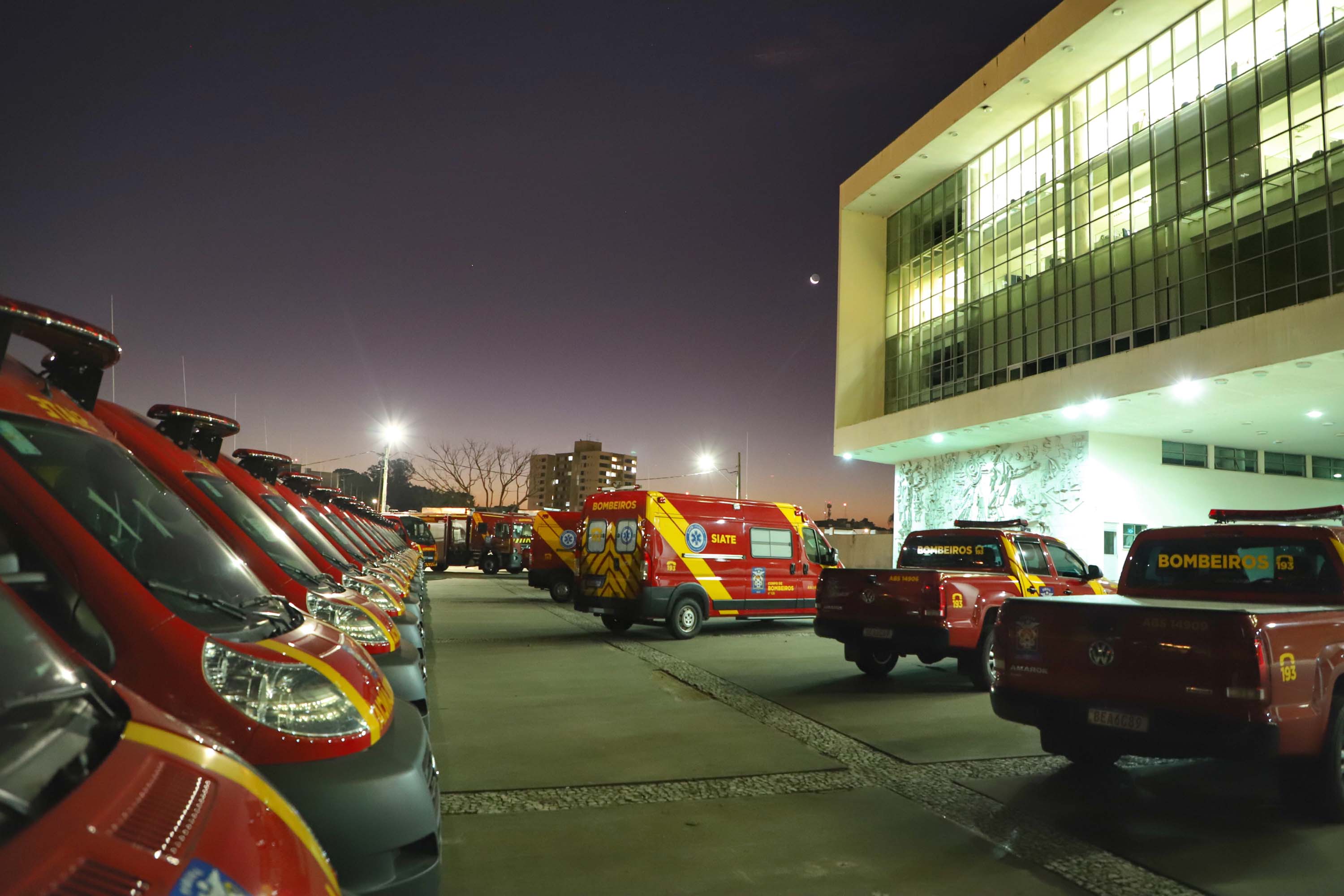 O Governo do Estado reforçou a estrutura do Corpo de Bombeiros do Paraná com a aquisição de 34 novos veículos e seis aparelhos desencarceradores.
A entrega dos equipamentos foi feita nesta quarta-feira (24) pelo governador Carlos Massa Ratinho Junior em cerimônia simbólica no Palácio Iguaçu.