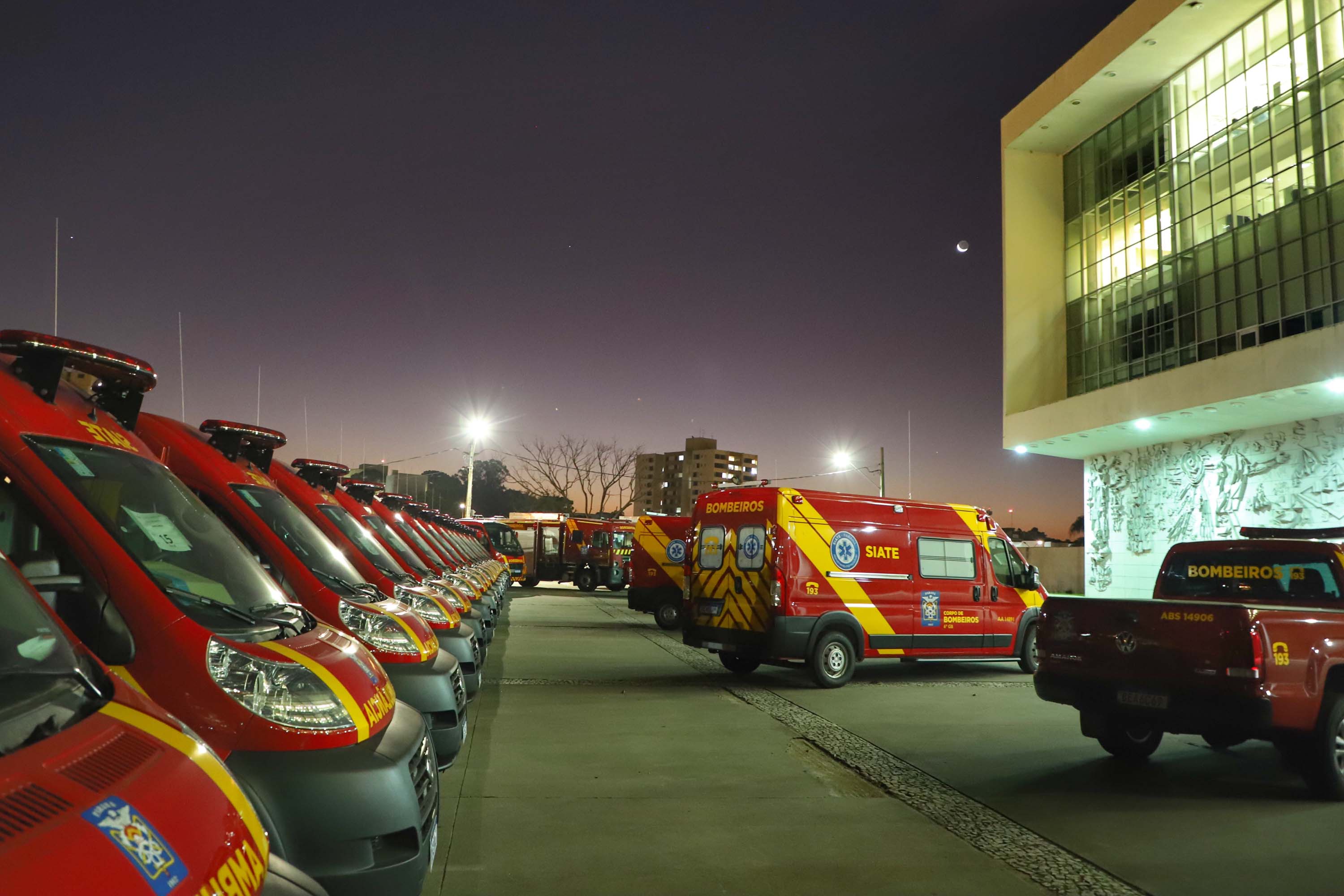 O Governo do Estado reforçou a estrutura do Corpo de Bombeiros do Paraná com a aquisição de 34 novos veículos e seis aparelhos desencarceradores.
A entrega dos equipamentos foi feita nesta quarta-feira (24) pelo governador Carlos Massa Ratinho Junior em cerimônia simbólica no Palácio Iguaçu.