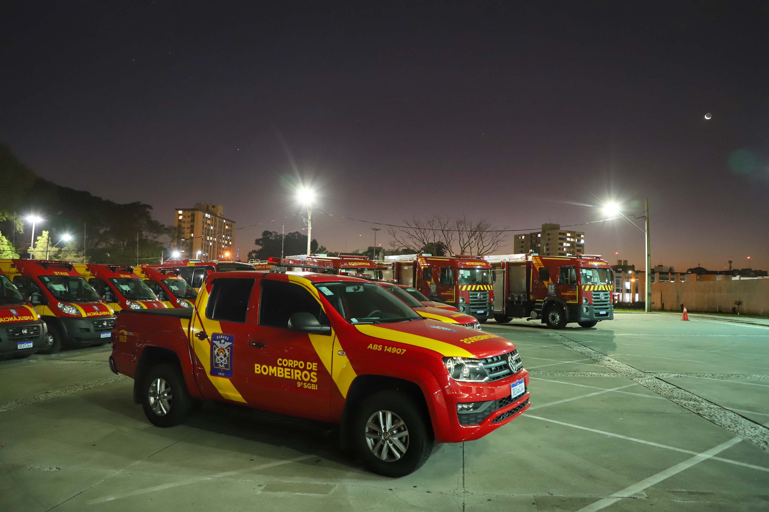 O Governo do Estado reforçou a estrutura do Corpo de Bombeiros do Paraná com a aquisição de 34 novos veículos e seis aparelhos desencarceradores.
A entrega dos equipamentos foi feita nesta quarta-feira (24) pelo governador Carlos Massa Ratinho Junior em cerimônia simbólica no Palácio Iguaçu.