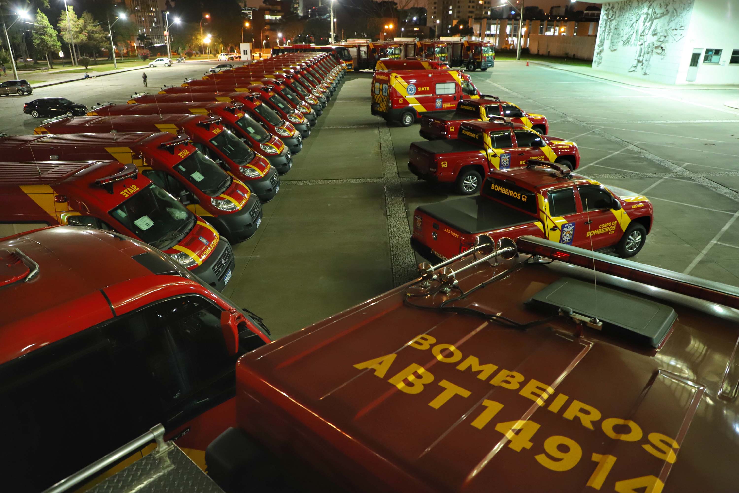 O Governo do Estado reforçou a estrutura do Corpo de Bombeiros do Paraná com a aquisição de 34 novos veículos e seis aparelhos desencarceradores.
A entrega dos equipamentos foi feita nesta quarta-feira (24) pelo governador Carlos Massa Ratinho Junior em cerimônia simbólica no Palácio Iguaçu.