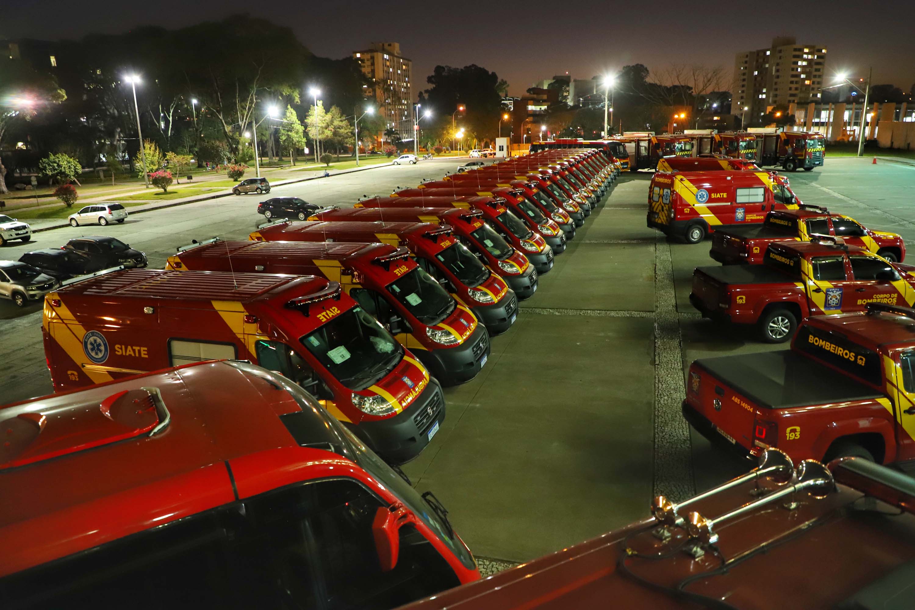 O Governo do Estado reforçou a estrutura do Corpo de Bombeiros do Paraná com a aquisição de 34 novos veículos e seis aparelhos desencarceradores.
A entrega dos equipamentos foi feita nesta quarta-feira (24) pelo governador Carlos Massa Ratinho Junior em cerimônia simbólica no Palácio Iguaçu.