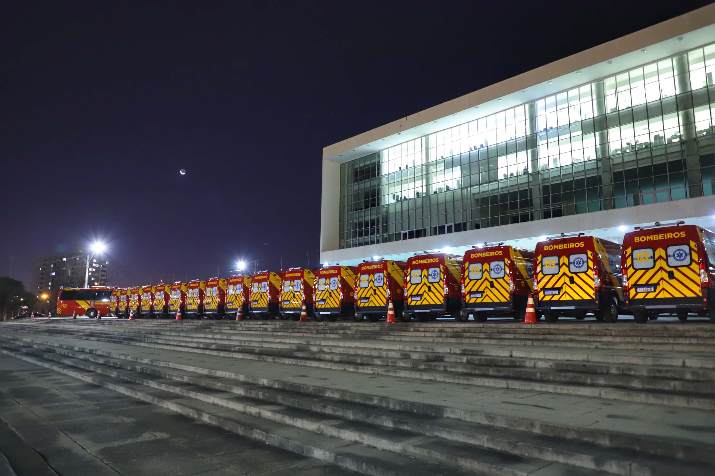 O Governo do Estado reforçou a estrutura do Corpo de Bombeiros do Paraná com a aquisição de 34 novos veículos e seis aparelhos desencarceradores.
A entrega dos equipamentos foi feita nesta quarta-feira (24) pelo governador Carlos Massa Ratinho Junior em cerimônia simbólica no Palácio Iguaçu.