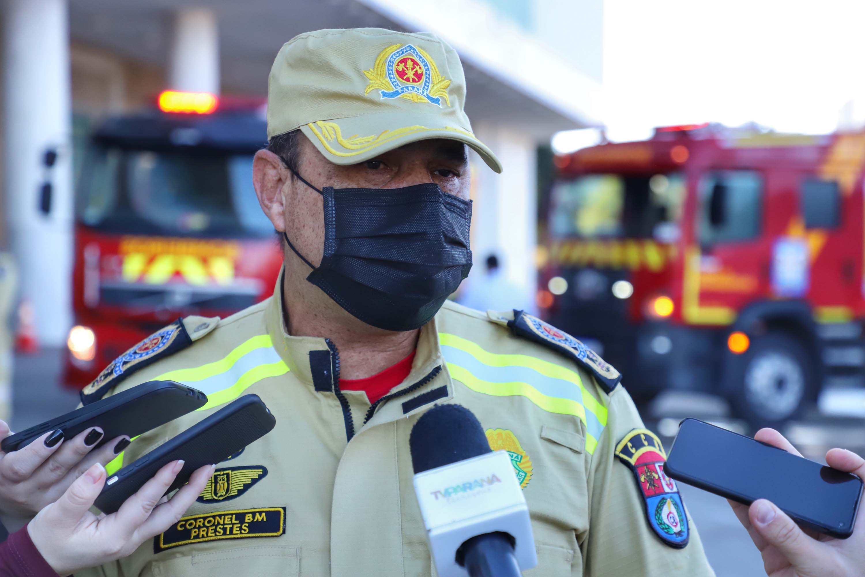 O Governo do Estado reforçou a estrutura do Corpo de Bombeiros do Paraná com a aquisição de 34 novos veículos e seis aparelhos desencarceradores.
A entrega dos equipamentos foi feita nesta quarta-feira (24) pelo governador Carlos Massa Ratinho Junior em cerimônia simbólica no Palácio Iguaçu.