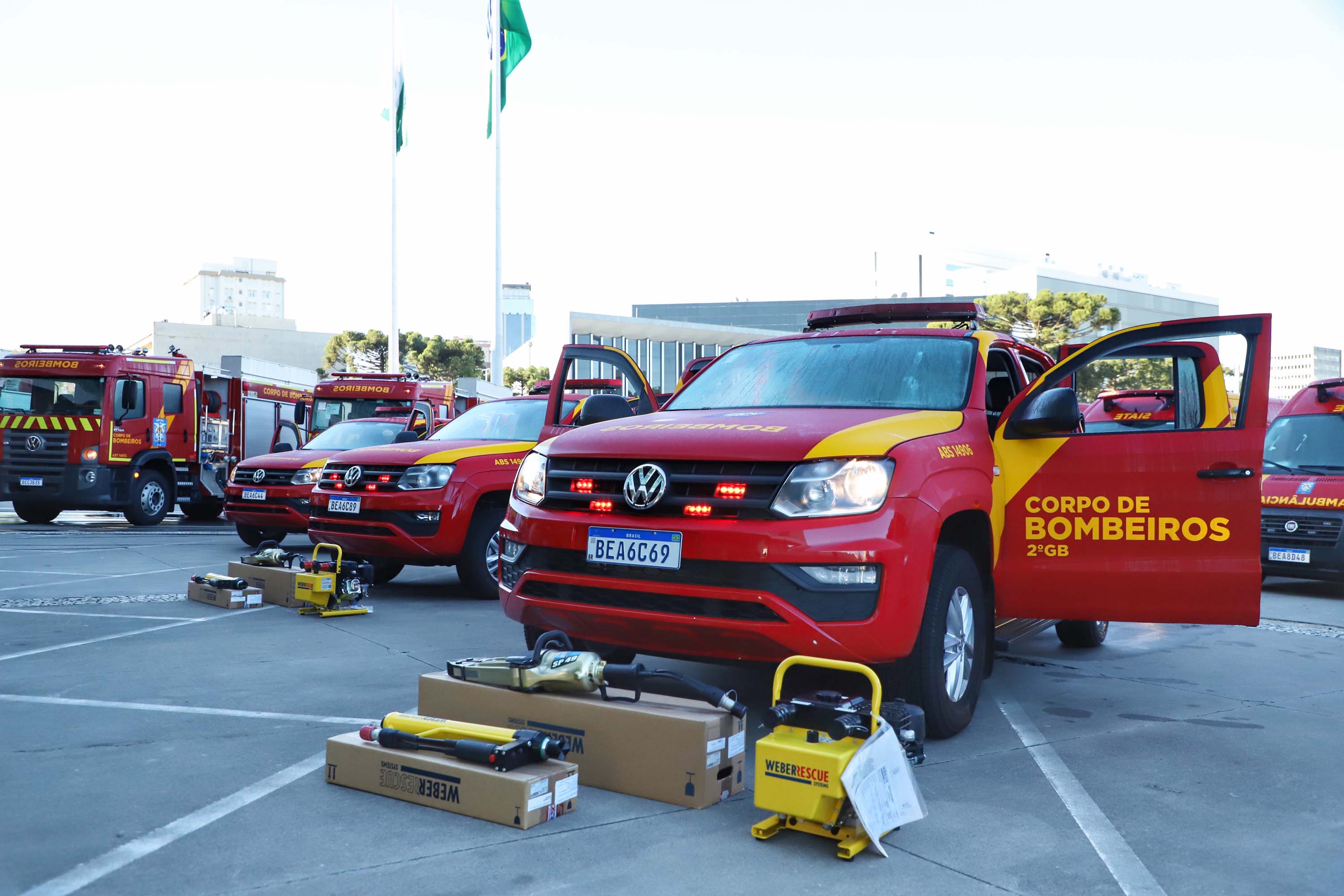 O Governo do Estado reforçou a estrutura do Corpo de Bombeiros do Paraná com a aquisição de 34 novos veículos e seis aparelhos desencarceradores.
A entrega dos equipamentos foi feita nesta quarta-feira (24) pelo governador Carlos Massa Ratinho Junior em cerimônia simbólica no Palácio Iguaçu.