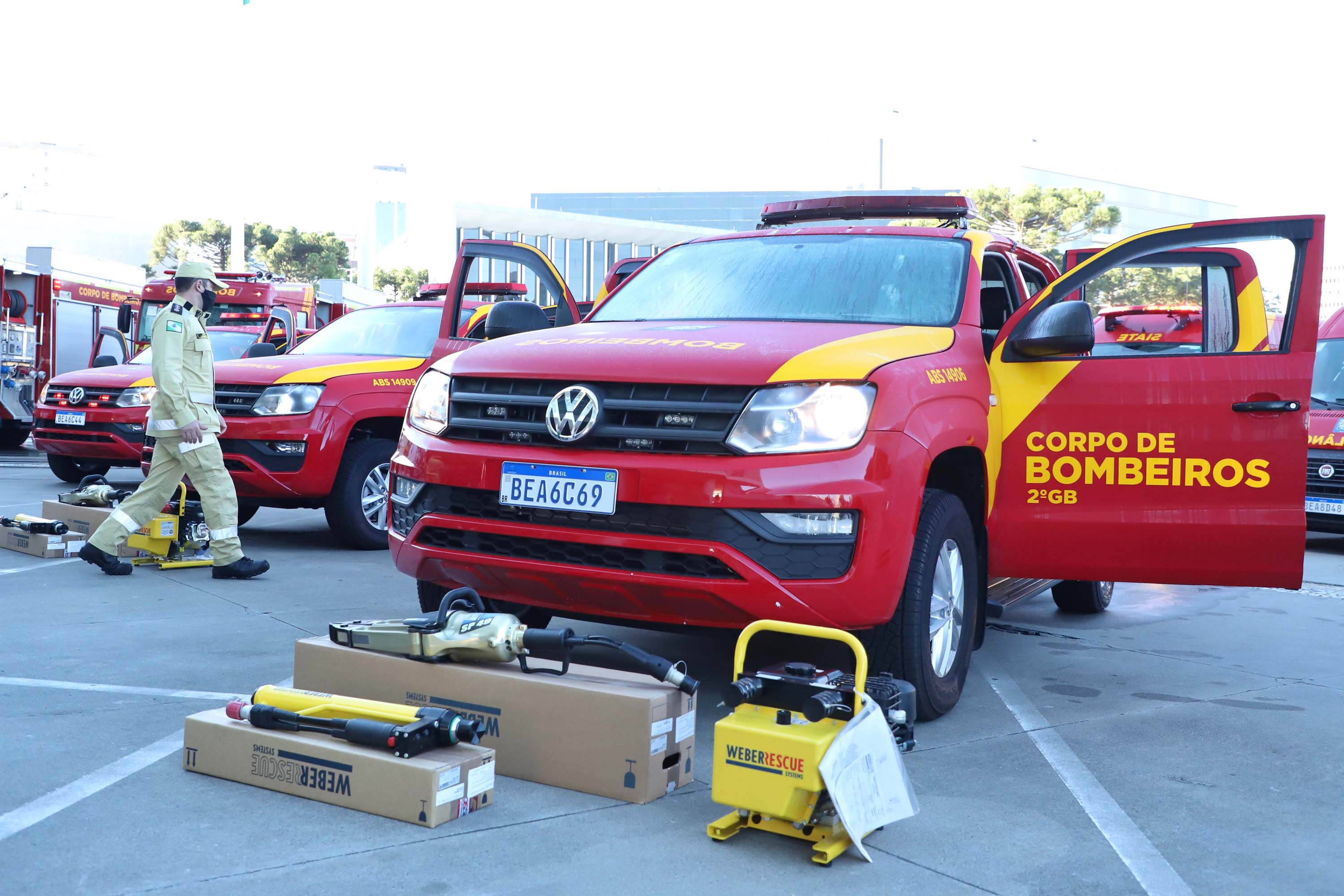 O Governo do Estado reforçou a estrutura do Corpo de Bombeiros do Paraná com a aquisição de 34 novos veículos e seis aparelhos desencarceradores.
A entrega dos equipamentos foi feita nesta quarta-feira (24) pelo governador Carlos Massa Ratinho Junior em cerimônia simbólica no Palácio Iguaçu.