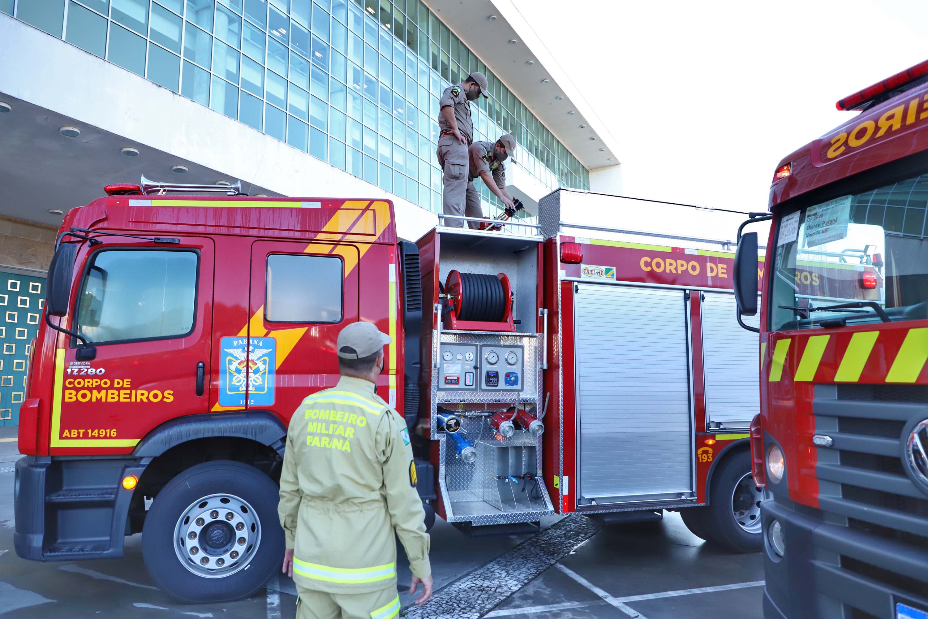 O Governo do Estado reforçou a estrutura do Corpo de Bombeiros do Paraná com a aquisição de 34 novos veículos e seis aparelhos desencarceradores.
A entrega dos equipamentos foi feita nesta quarta-feira (24) pelo governador Carlos Massa Ratinho Junior em cerimônia simbólica no Palácio Iguaçu.