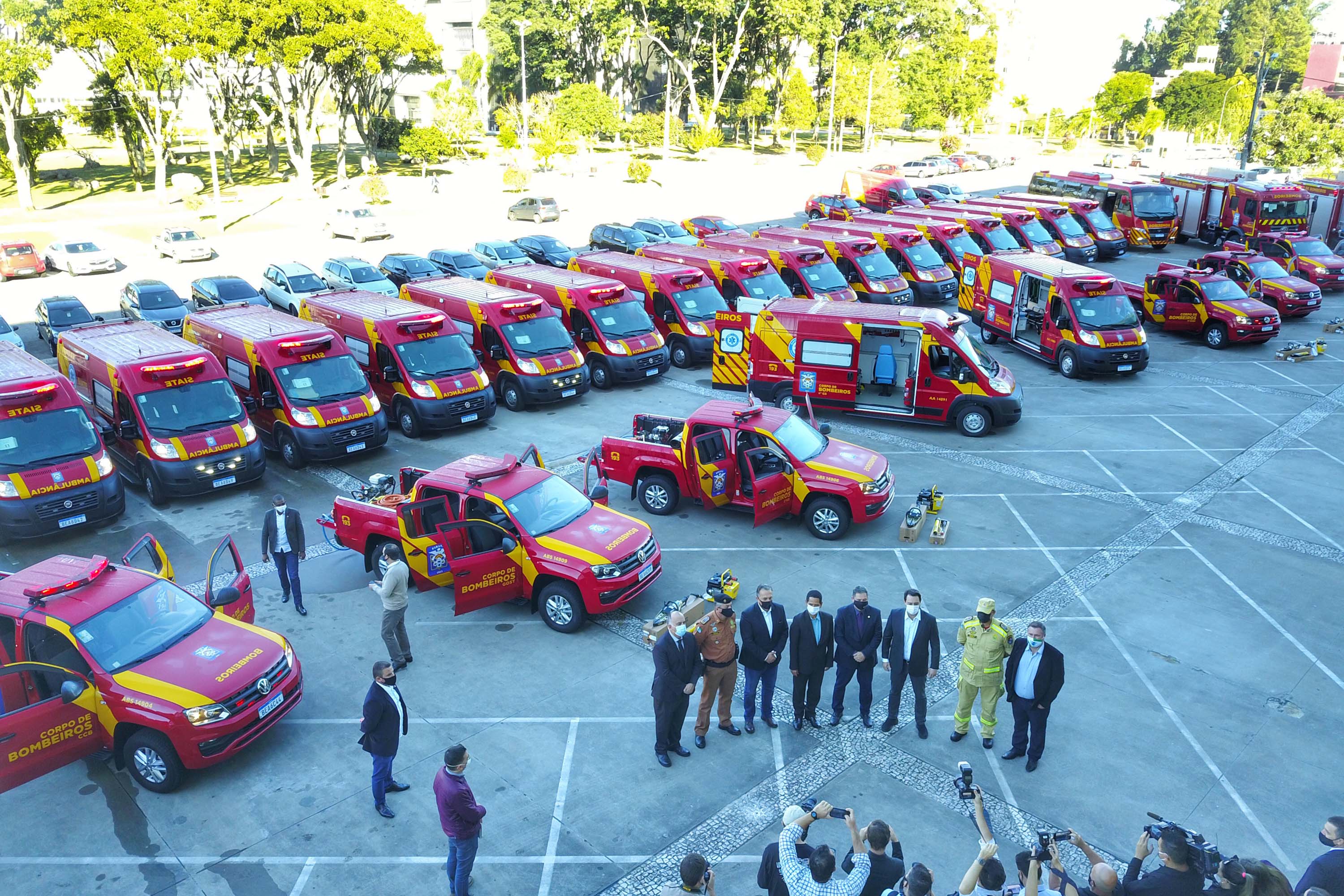 O Governo do Estado reforçou a estrutura do Corpo de Bombeiros do Paraná com a aquisição de 34 novos veículos e seis aparelhos desencarceradores.
A entrega dos equipamentos foi feita nesta quarta-feira (24) pelo governador Carlos Massa Ratinho Junior em cerimônia simbólica no Palácio Iguaçu.