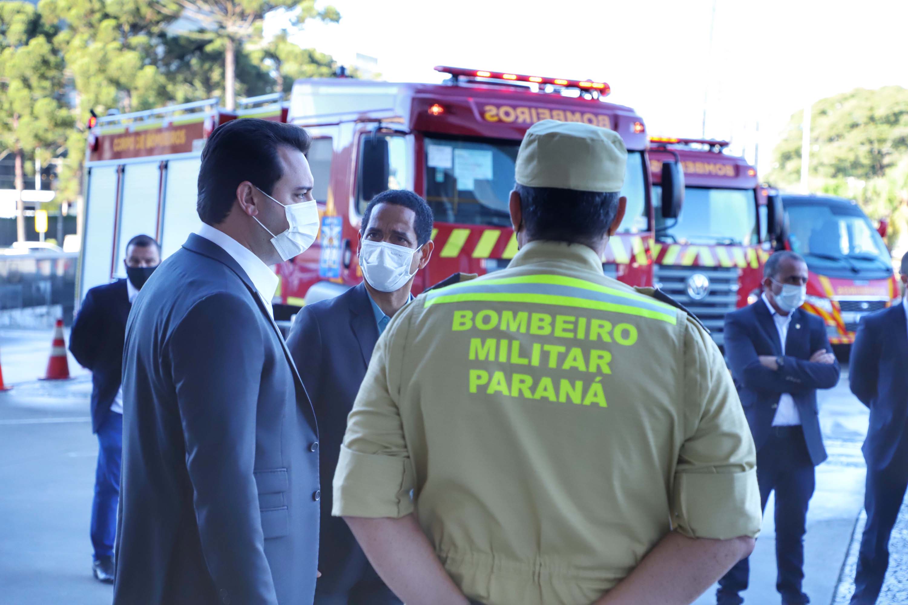 O Governo do Estado reforçou a estrutura do Corpo de Bombeiros do Paraná com a aquisição de 34 novos veículos e seis aparelhos desencarceradores.
A entrega dos equipamentos foi feita nesta quarta-feira (24) pelo governador Carlos Massa Ratinho Junior em cerimônia simbólica no Palácio Iguaçu.