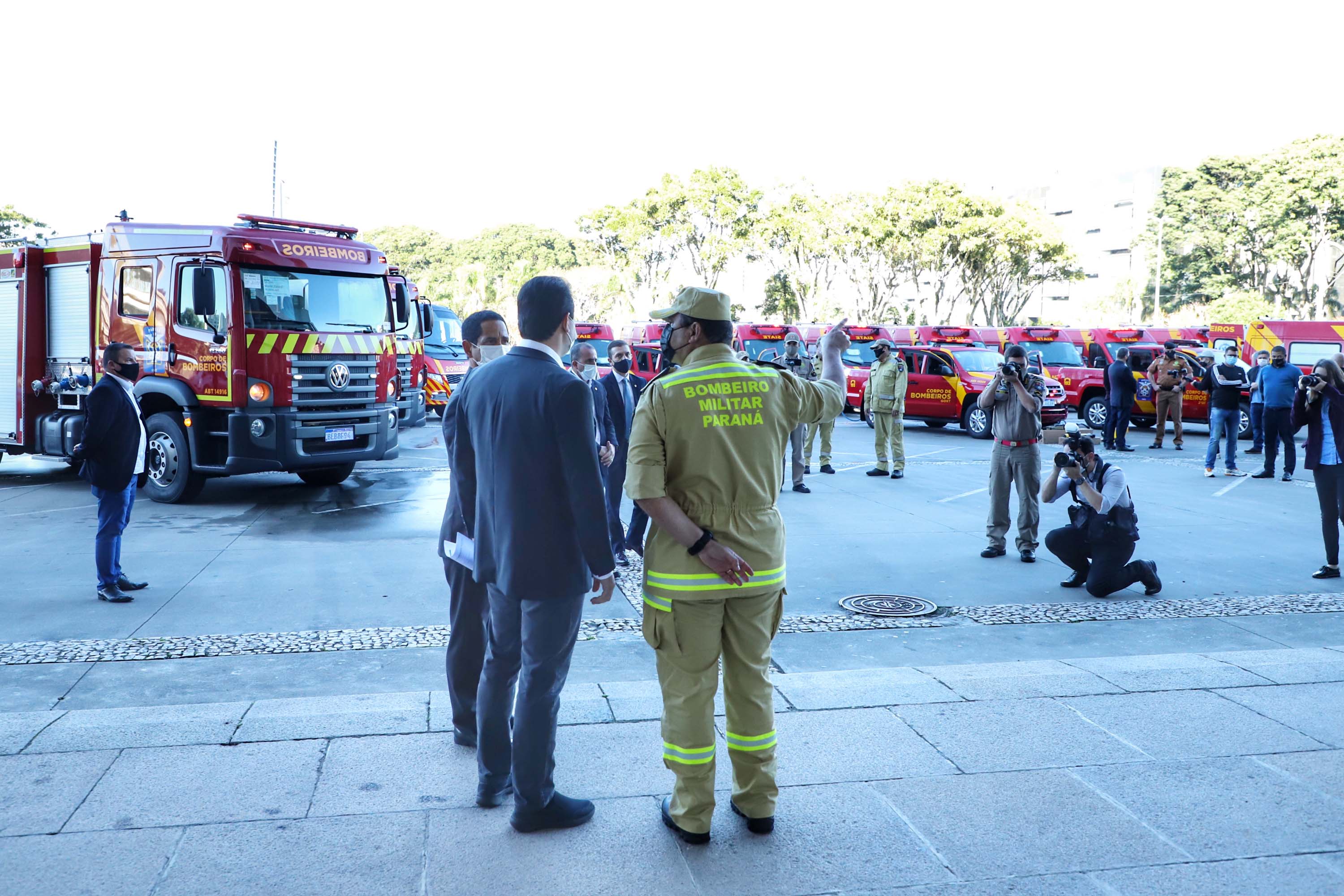 O Governo do Estado reforçou a estrutura do Corpo de Bombeiros do Paraná com a aquisição de 34 novos veículos e seis aparelhos desencarceradores.
A entrega dos equipamentos foi feita nesta quarta-feira (24) pelo governador Carlos Massa Ratinho Junior em cerimônia simbólica no Palácio Iguaçu.