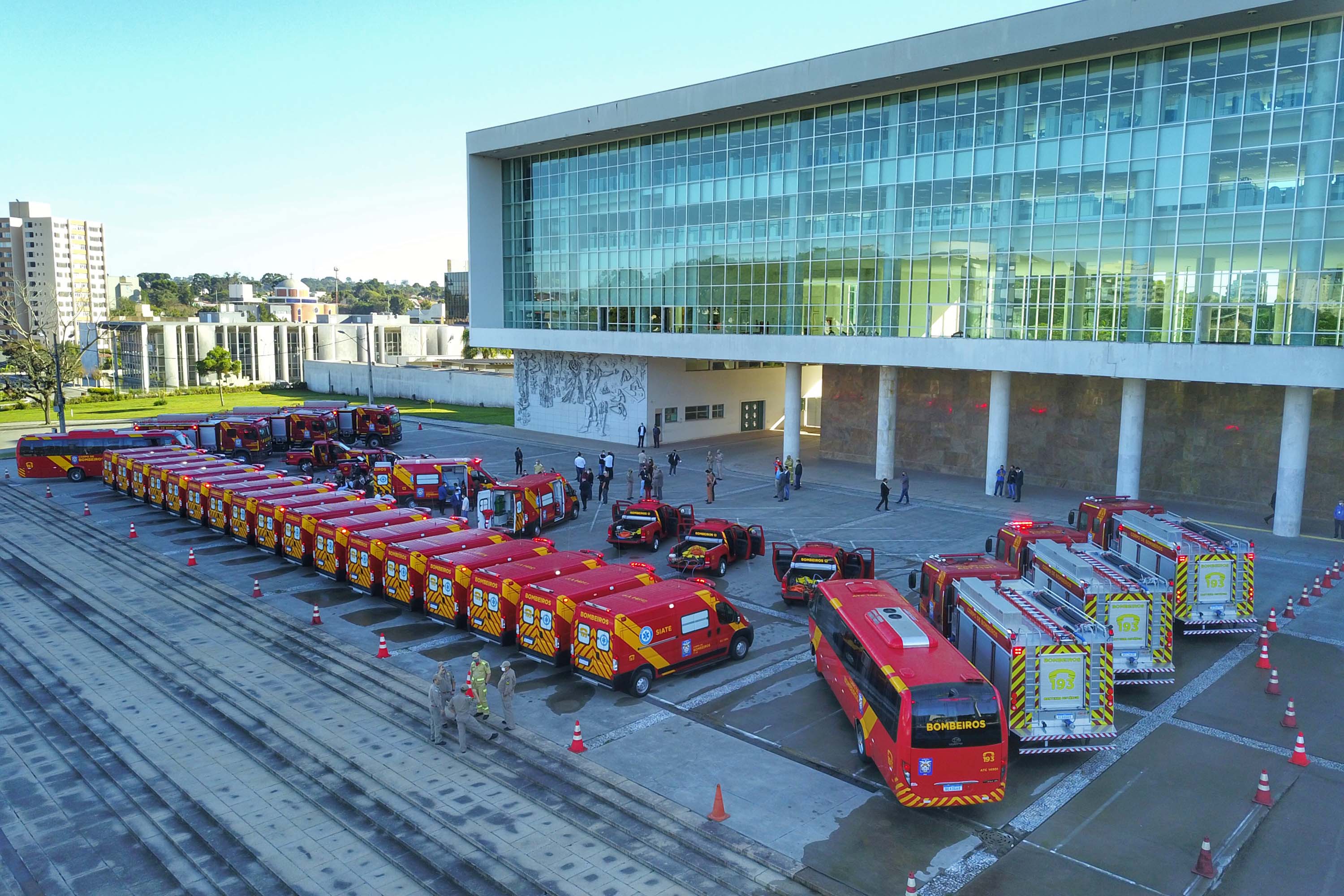 O Governo do Estado reforçou a estrutura do Corpo de Bombeiros do Paraná com a aquisição de 34 novos veículos e seis aparelhos desencarceradores.
A entrega dos equipamentos foi feita nesta quarta-feira (24) pelo governador Carlos Massa Ratinho Junior em cerimônia simbólica no Palácio Iguaçu.