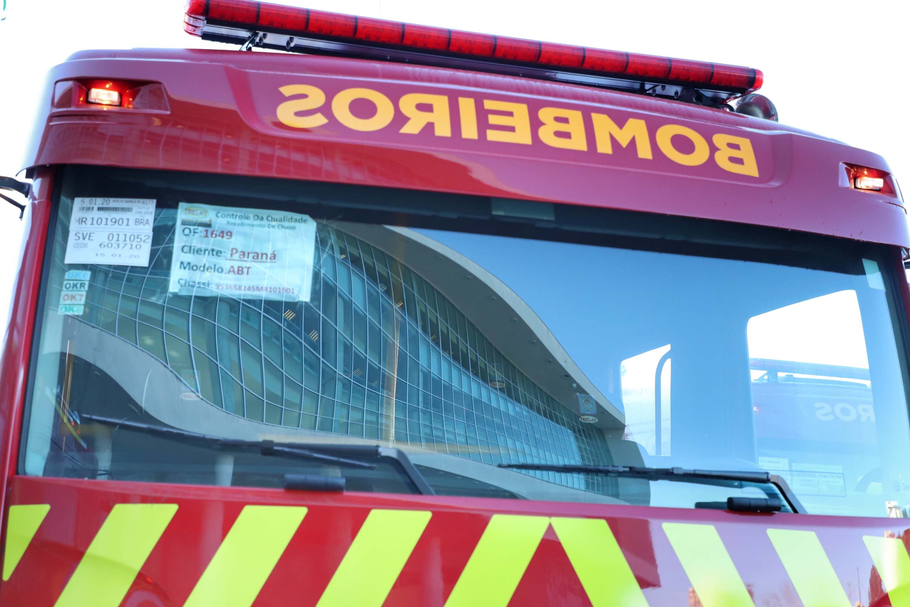 O Governo do Estado reforçou a estrutura do Corpo de Bombeiros do Paraná com a aquisição de 34 novos veículos e seis aparelhos desencarceradores.
A entrega dos equipamentos foi feita nesta quarta-feira (24) pelo governador Carlos Massa Ratinho Junior em cerimônia simbólica no Palácio Iguaçu.
